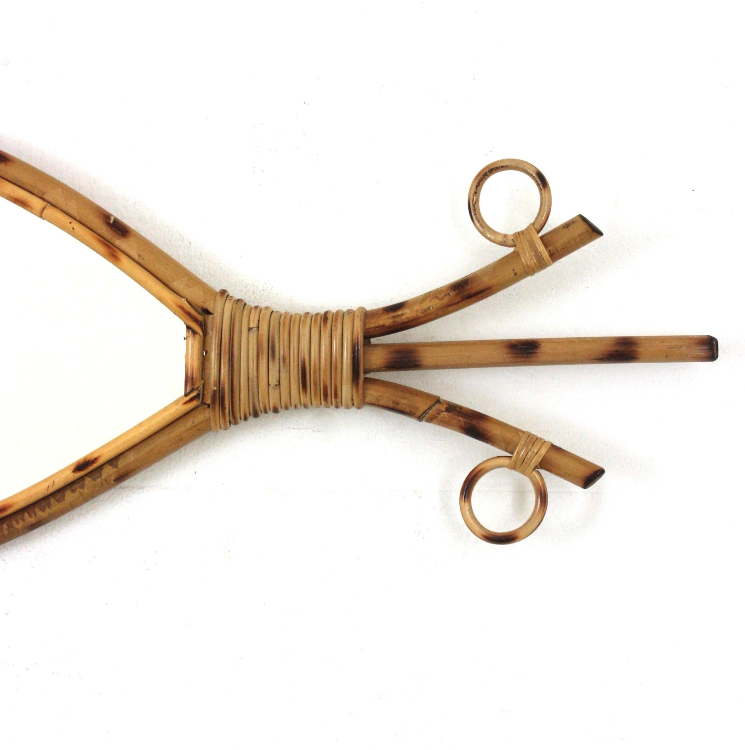 Fait main Miroir français en rotin et bambou en forme de poisson, années 1960   en vente