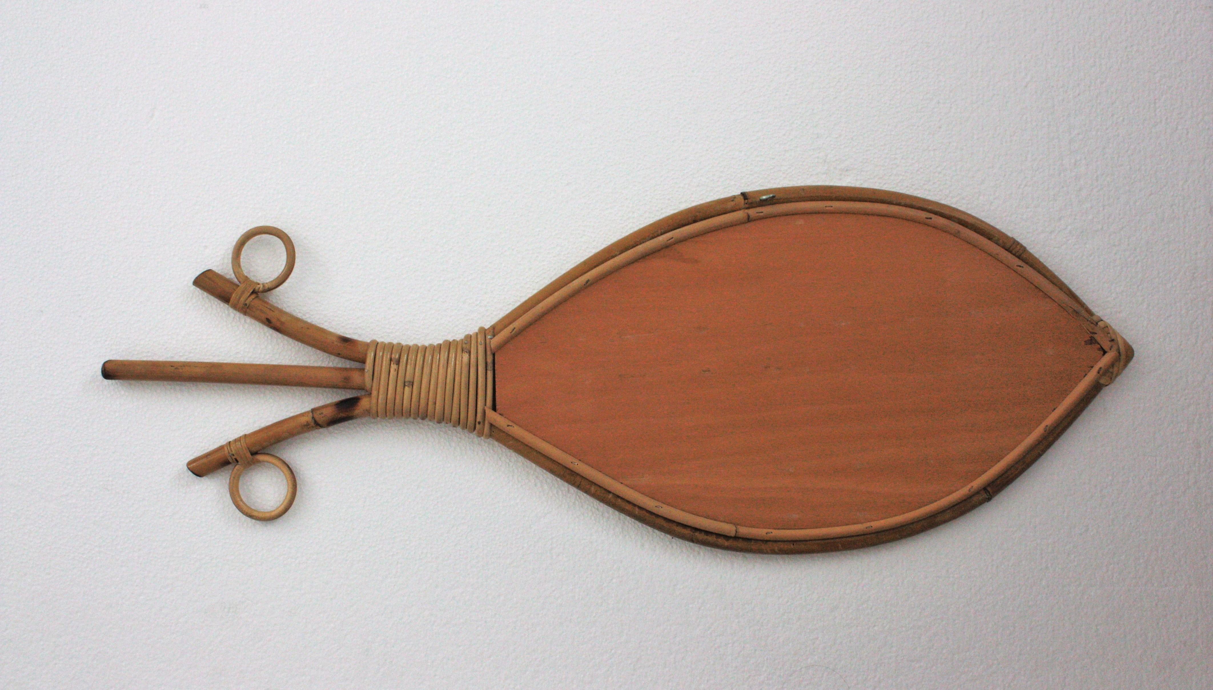 Osier Miroir français en rotin et bambou en forme de poisson, années 1960   en vente