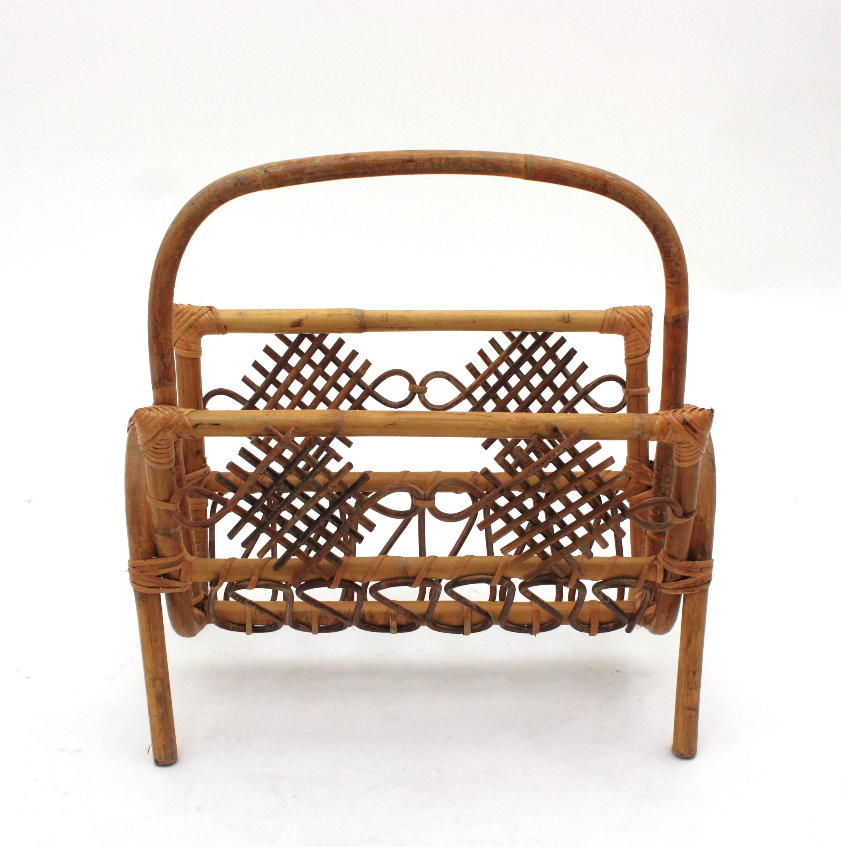 Llamativo revistero de bambú y ratán,  Francia, años 1950-1960
Este revistero tiene una cesta de bambú con lazo y adornos de ratán chinoiserie.
Tiene todo el sabor del estilo de la Riviera francesa.
Utilízala como revistero o como cesta para guardar