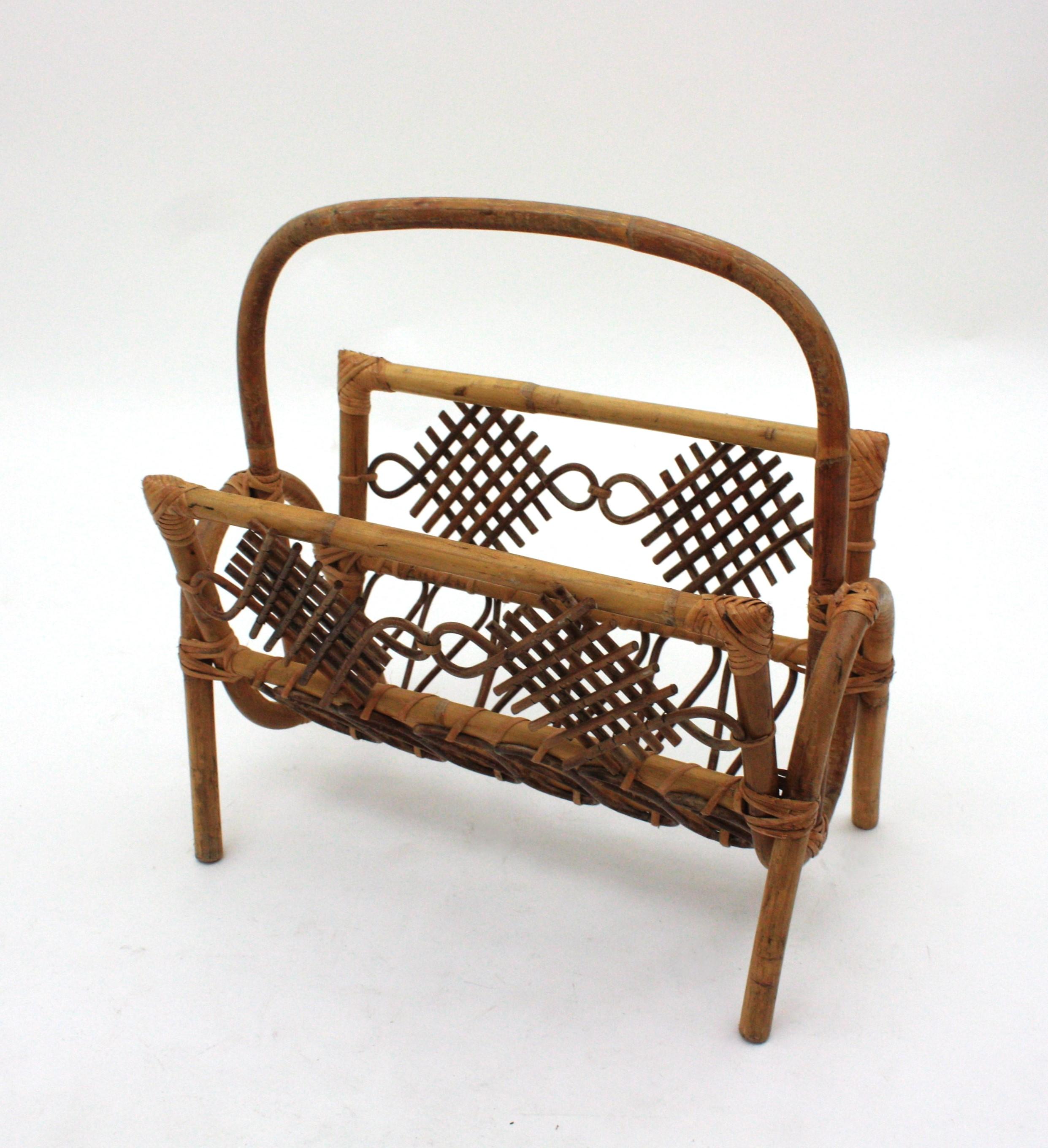 French Rattan Bamboo Magazine Rack with Chinoiserie Details, 1960s In Good Condition For Sale In Barcelona, ES