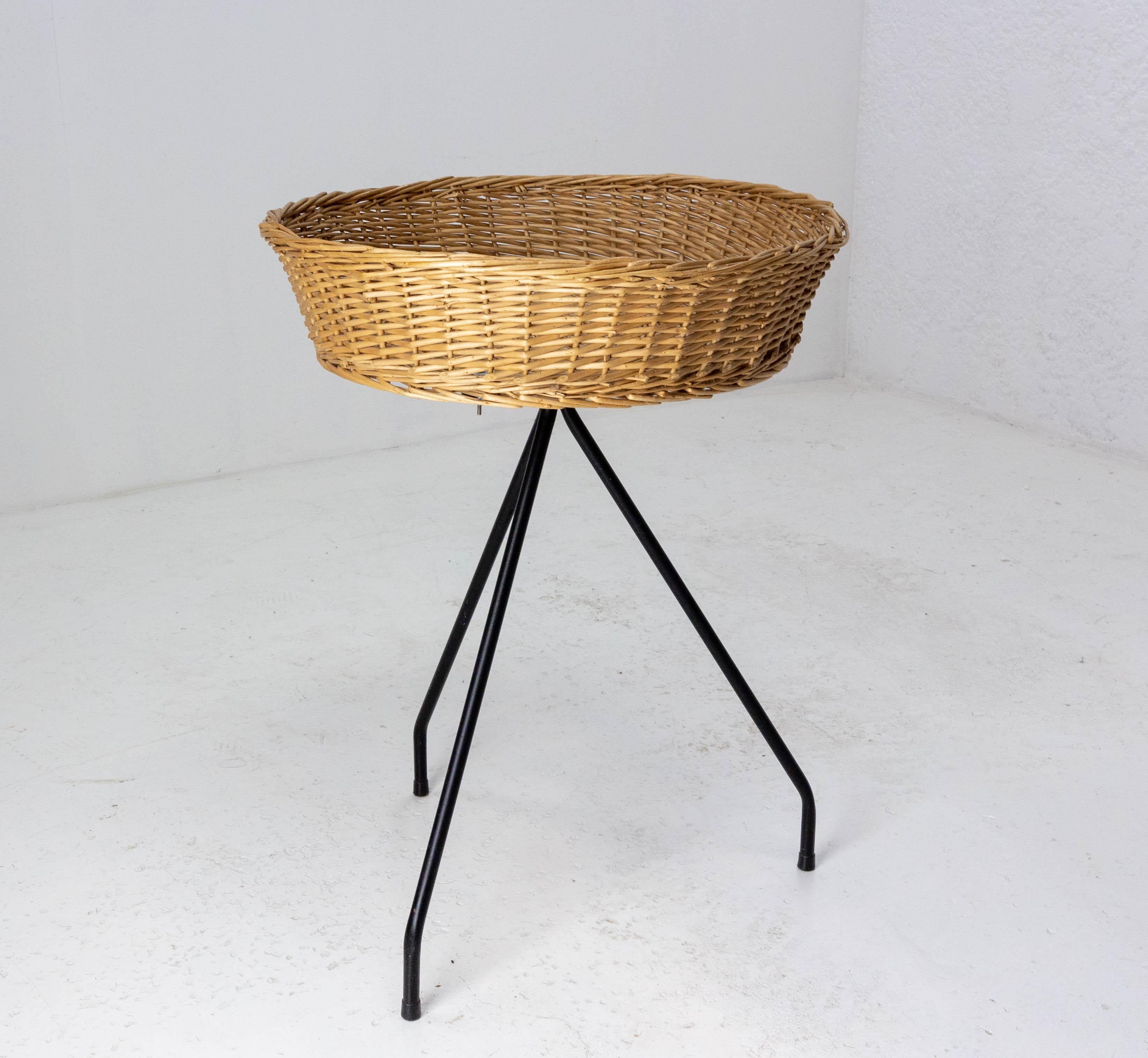 French rattan basket with his iron stand 
Midcentury 
Good condition

Shipping: H 74 L 56 P 56 1.6 kg.