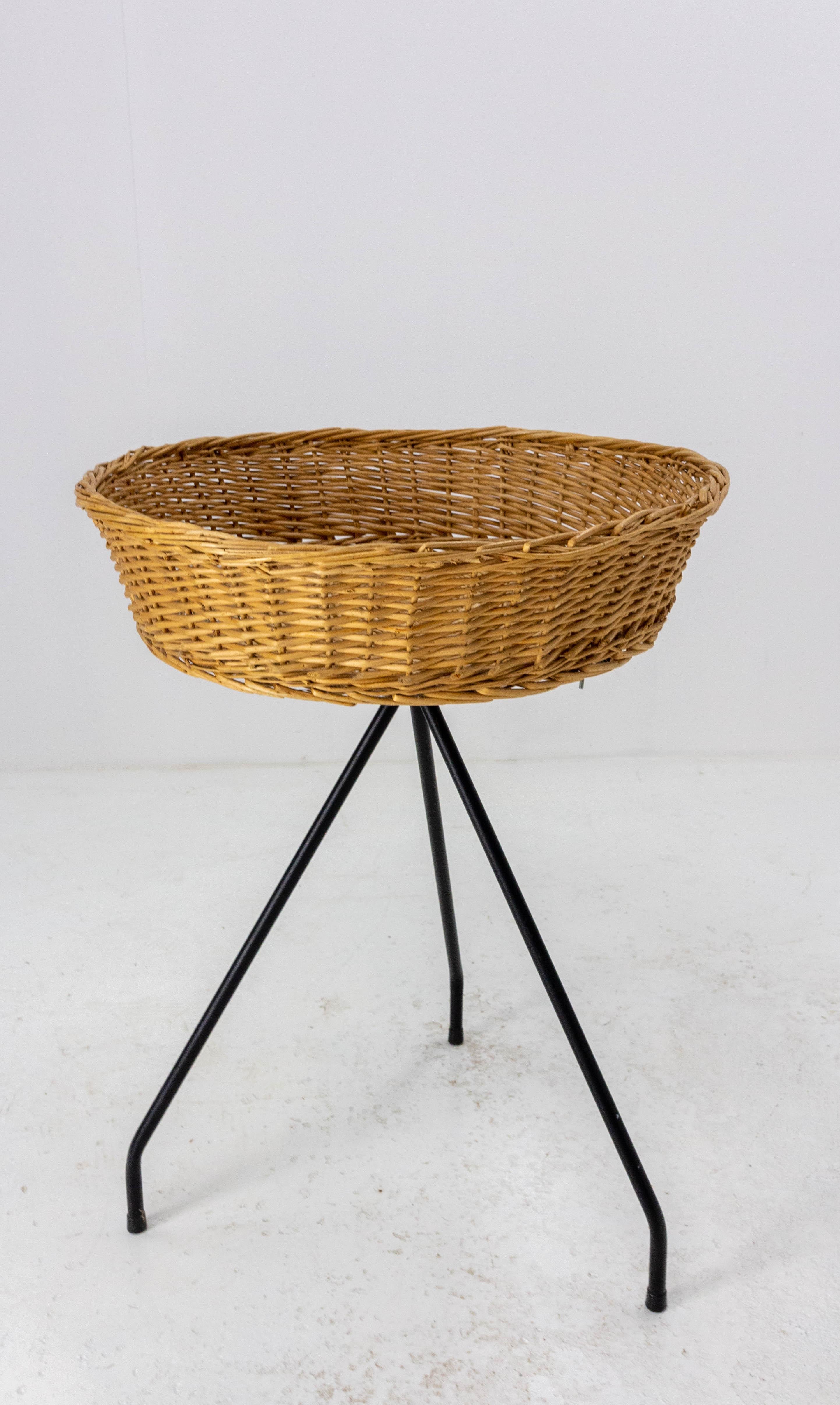 Mid-Century moderno Portacestini in rattan francese con gambe in ferro Midcentury in vendita