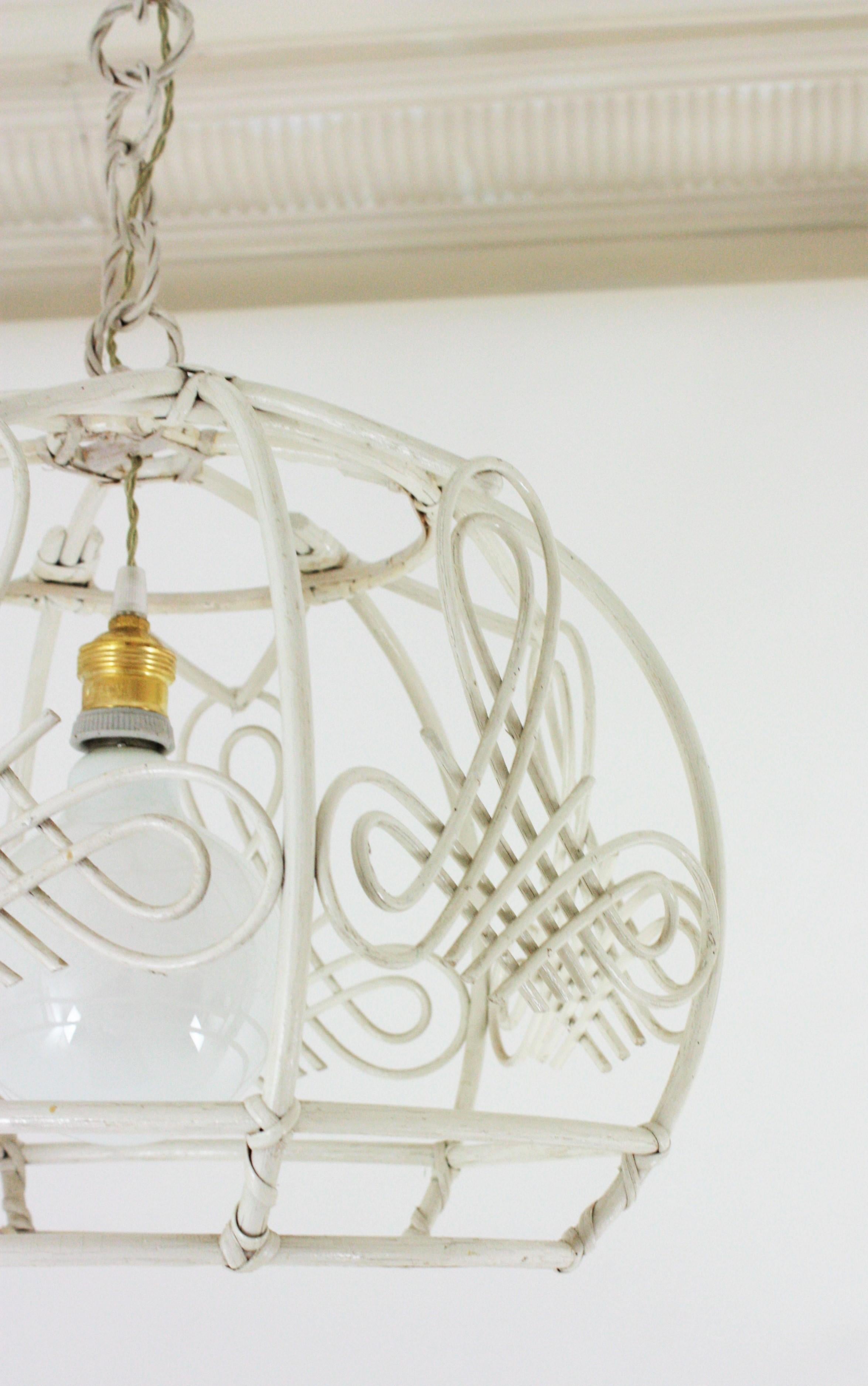 Lampada a sospensione / Lanterna a campana in rattan francese patinato in bianco in vendita 5