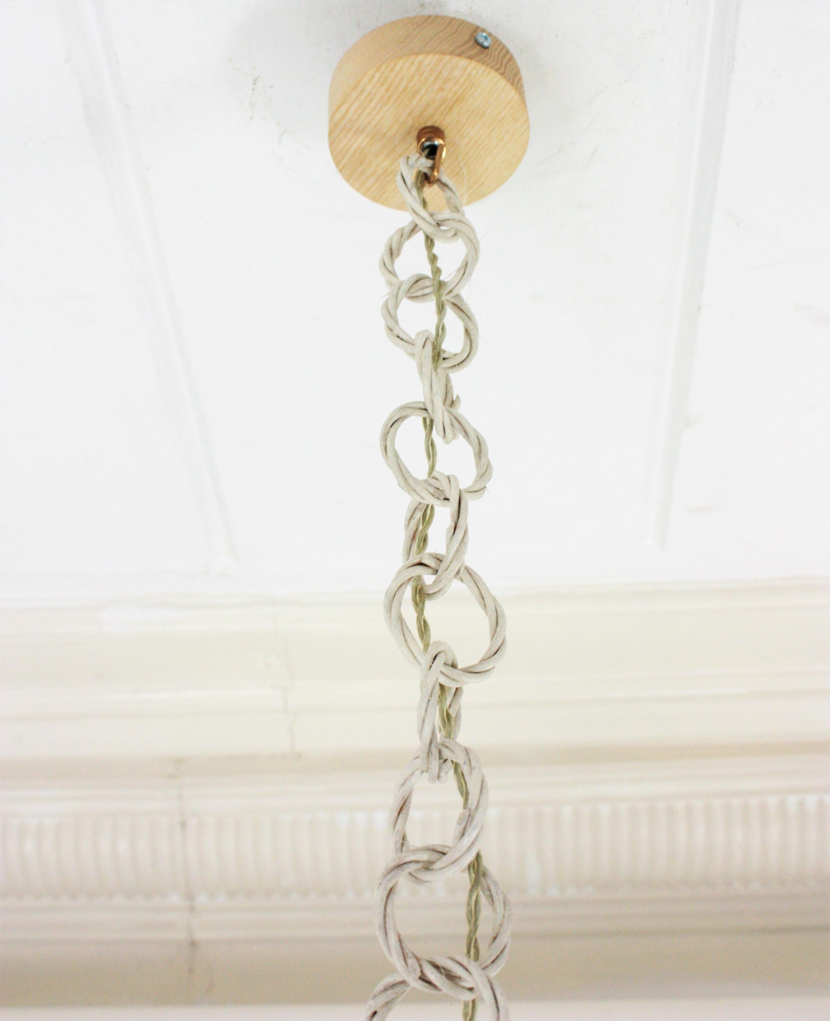 Lampada a sospensione / Lanterna a campana in rattan francese patinato in bianco in vendita 11