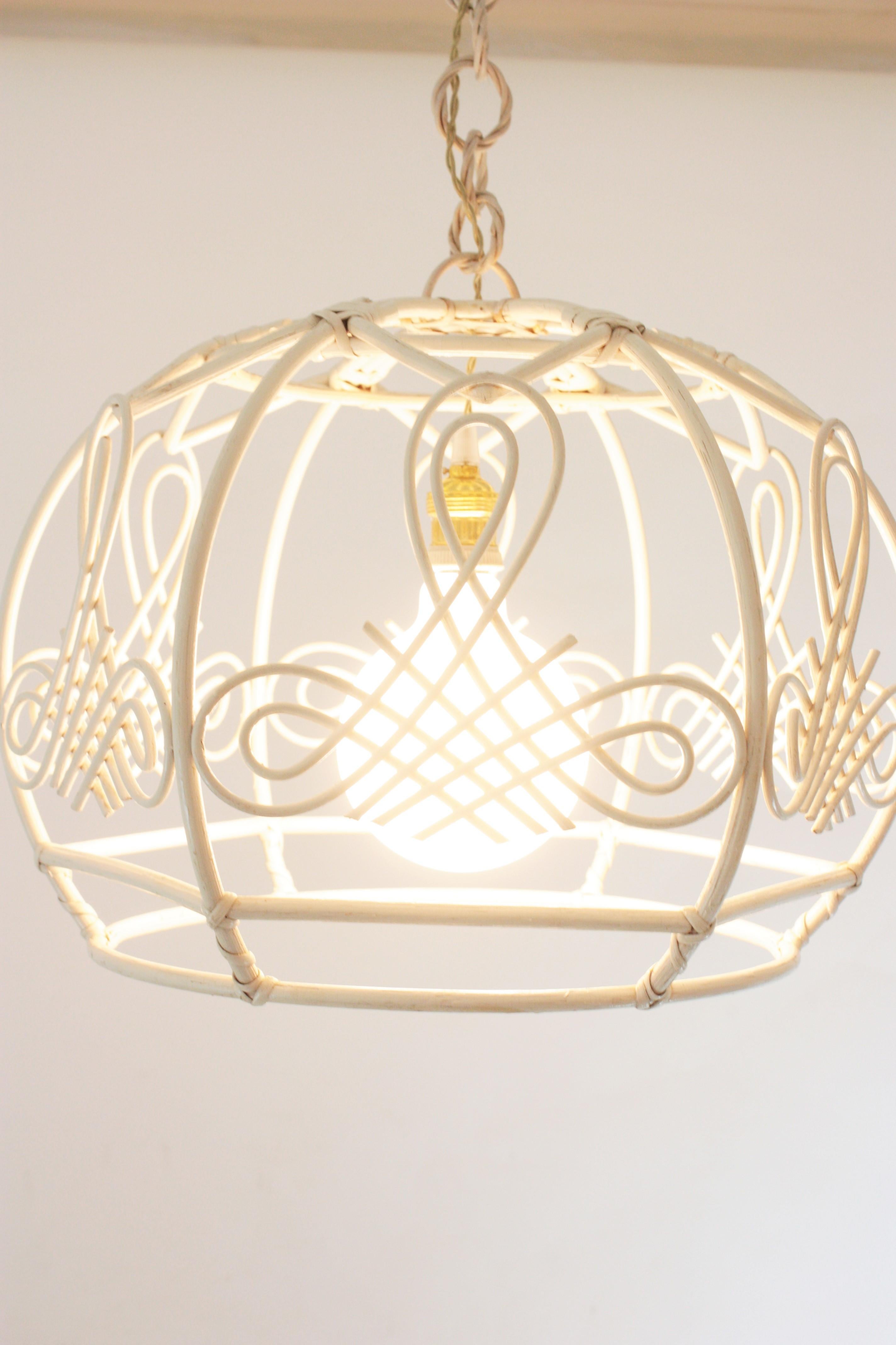 Bambù Lampada a sospensione / Lanterna a campana in rattan francese patinato in bianco in vendita