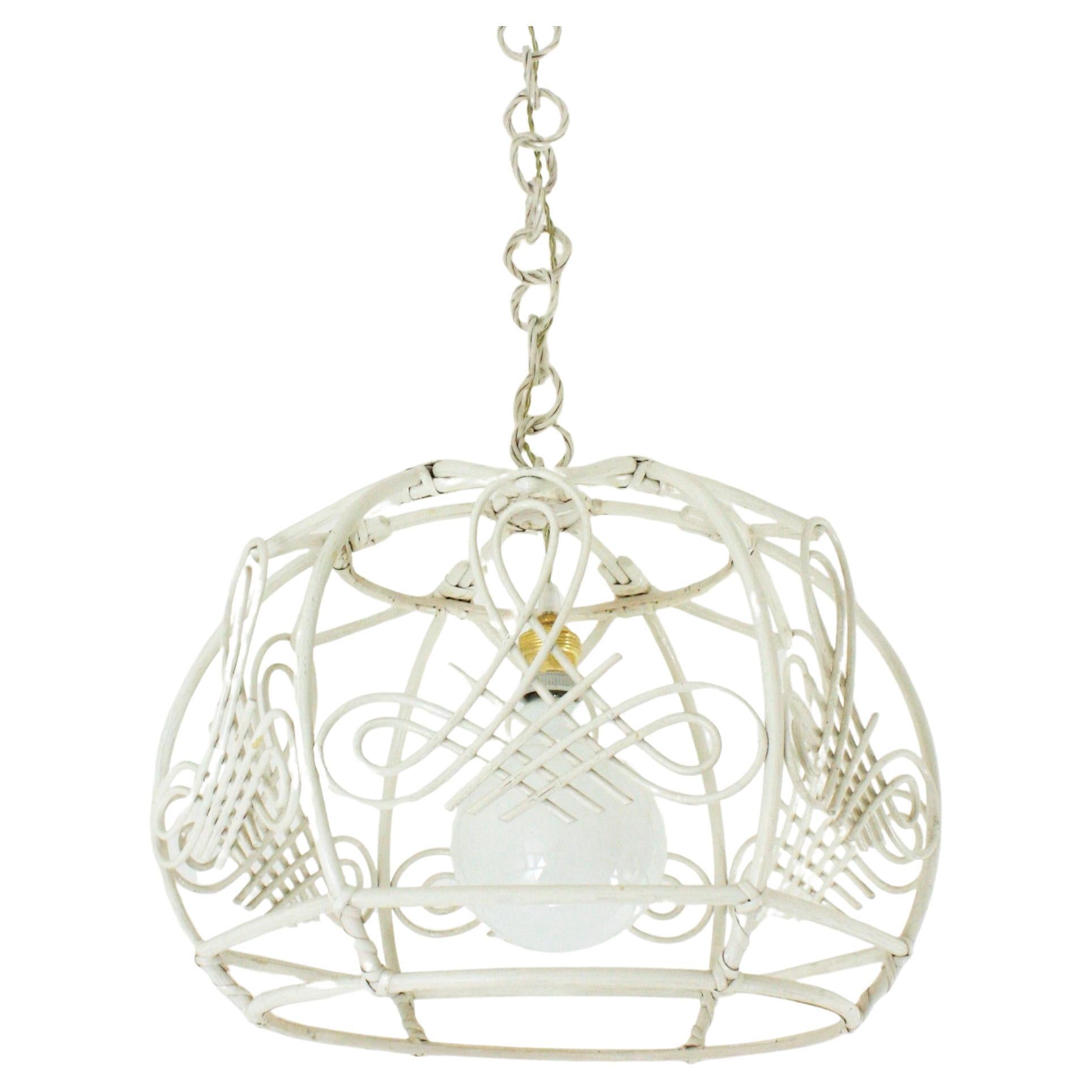 Large French Riviera rattan bell shaped pendant light or lantern, France, 1960s.
This handcrafted ceiling lamp features a bamboo bell shaped shade with chinoiserie decorations hanging from a chain with round rattan / bamboo links that can be cut in