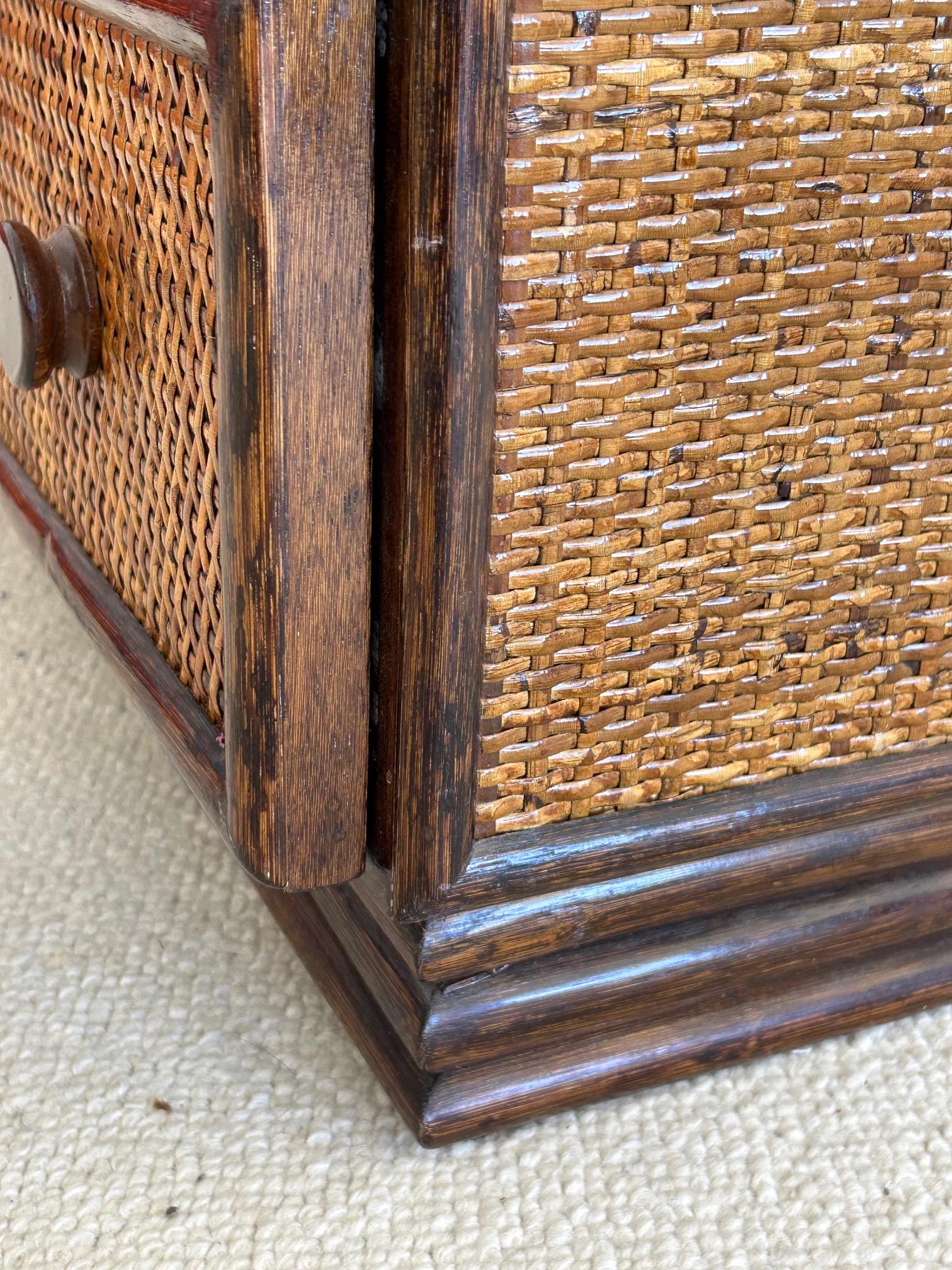 Cassettiera francese in rattan degli anni '70 in vendita 3