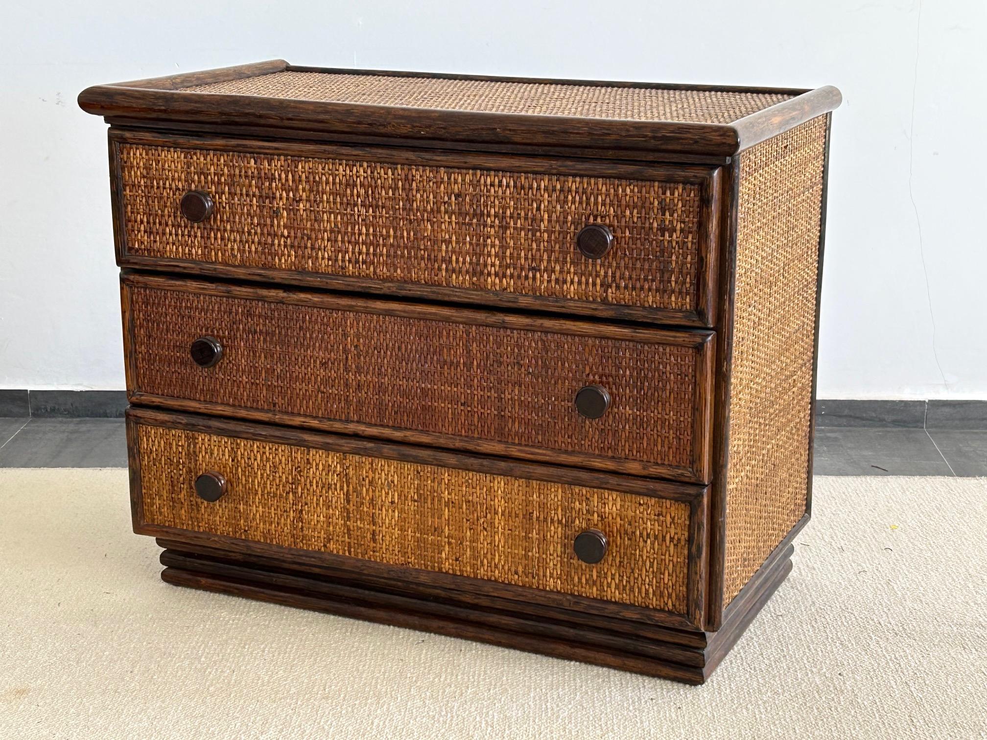 Una cassettiera a tre cassetti risalente alla fine degli anni '60 o all'inizio degli anni '70. Il piano e i frontali dei cassetti sono in canna di rattan. Splendidamente realizzato. Lavoro francese.
Questo pezzo sarebbe un'aggiunta perfetta a