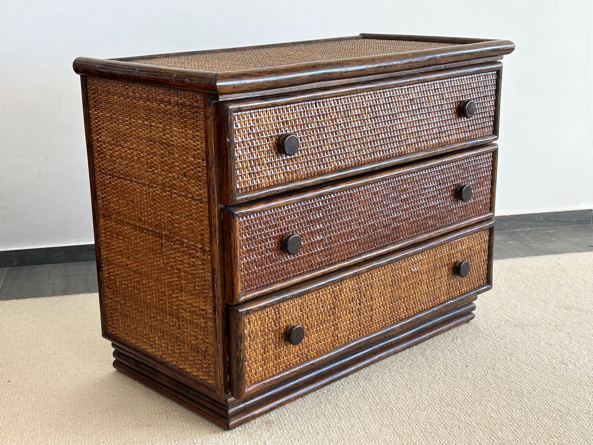 Mid-Century moderno Cassettiera francese in rattan degli anni '70 in vendita