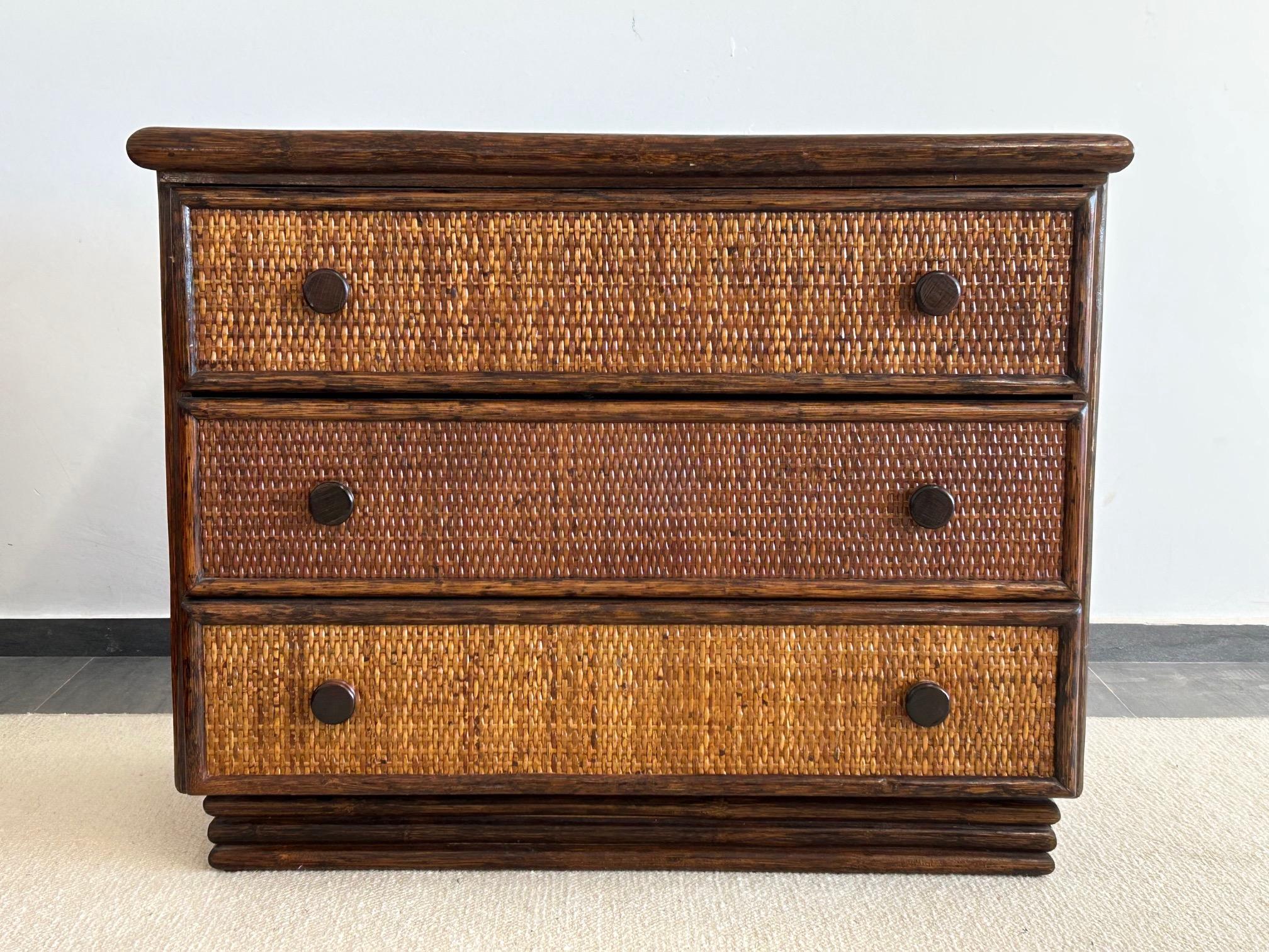 Francese Cassettiera francese in rattan degli anni '70 in vendita