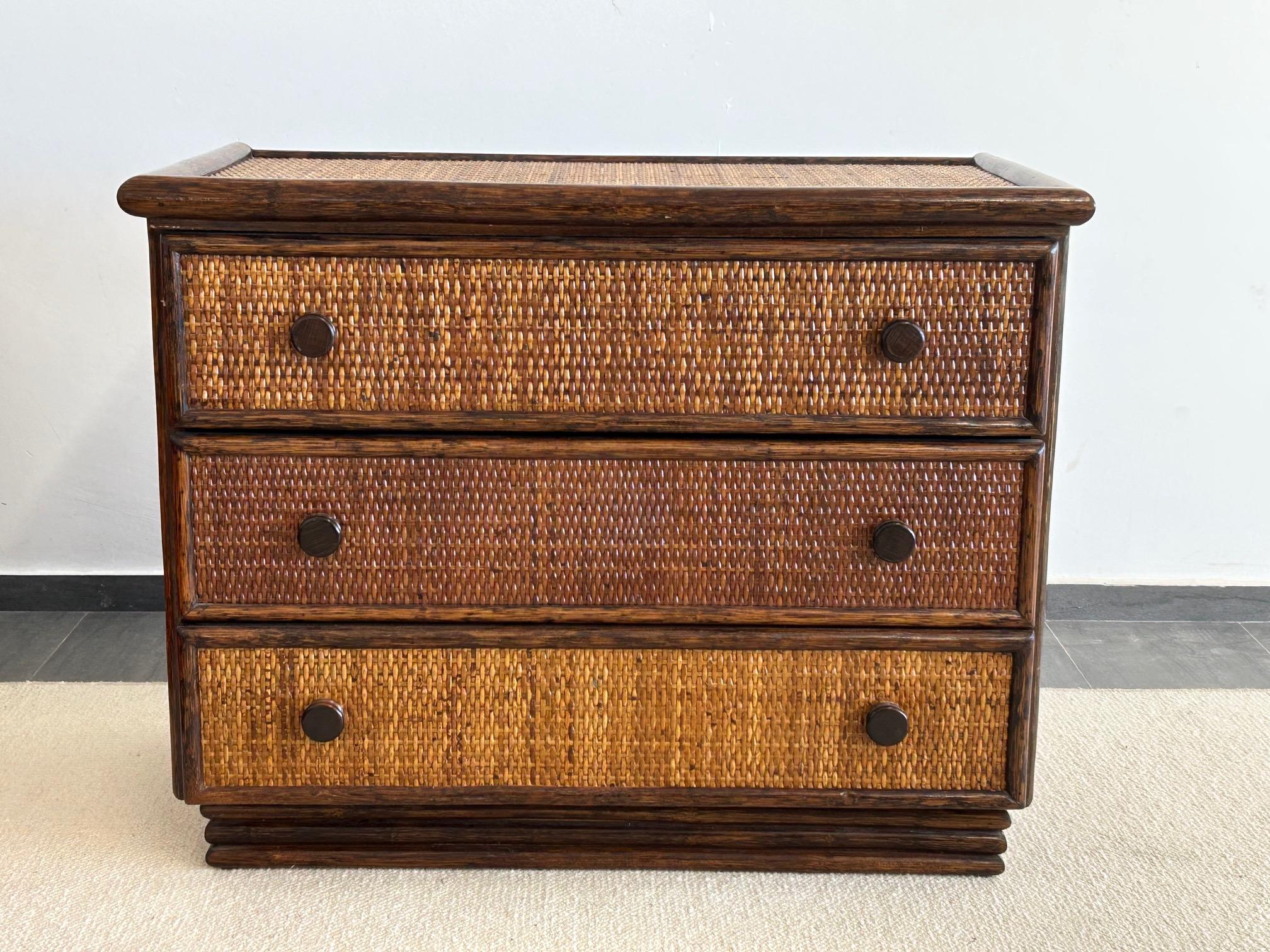 Cassettiera francese in rattan degli anni '70 In condizioni buone in vendita a LE CANNET, FR