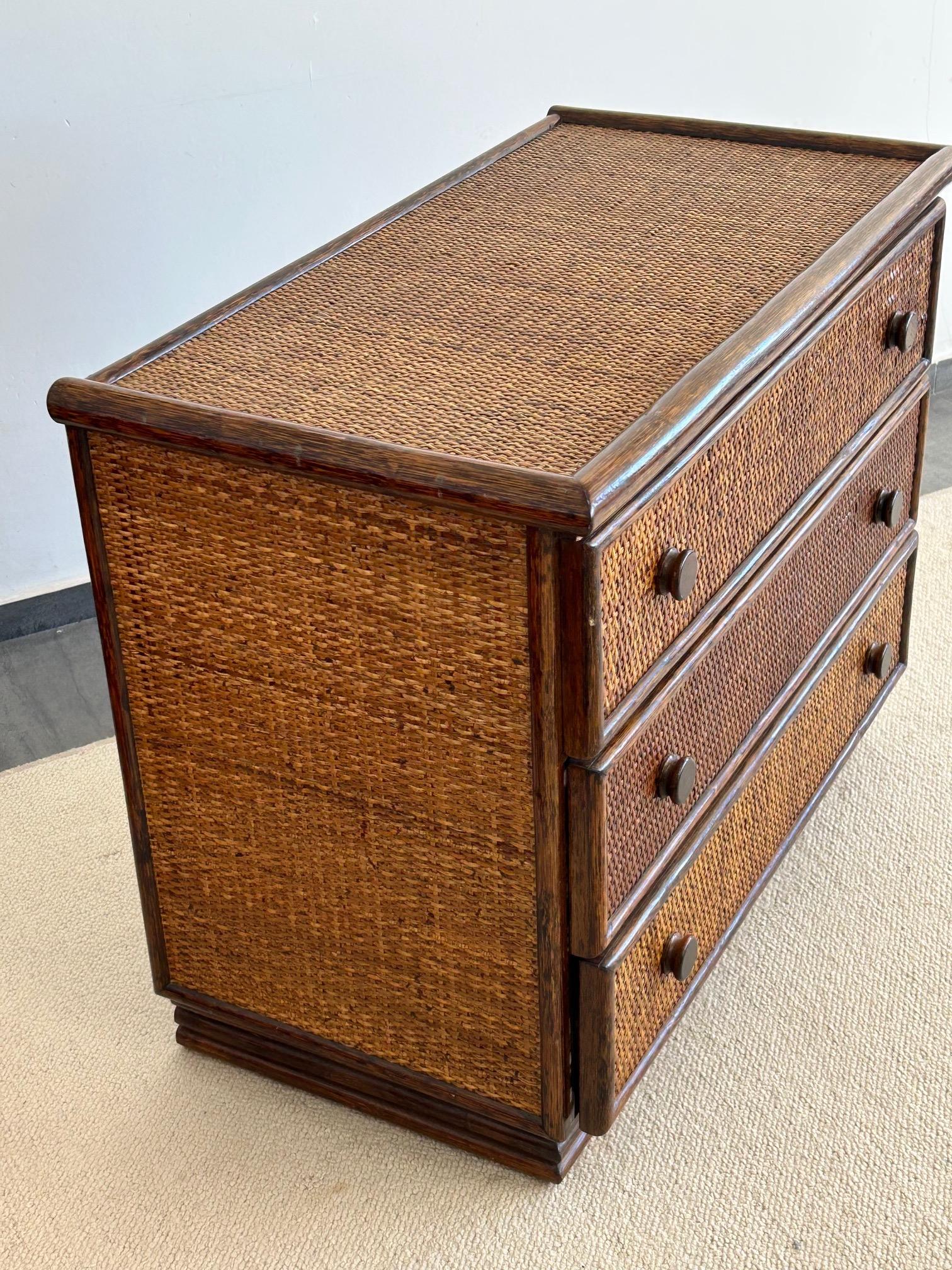 Fine XX secolo Cassettiera francese in rattan degli anni '70 in vendita