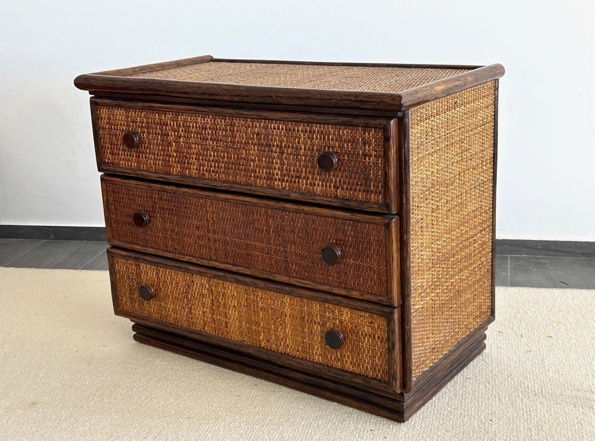 Rattan Cassettiera francese in rattan degli anni '70 in vendita