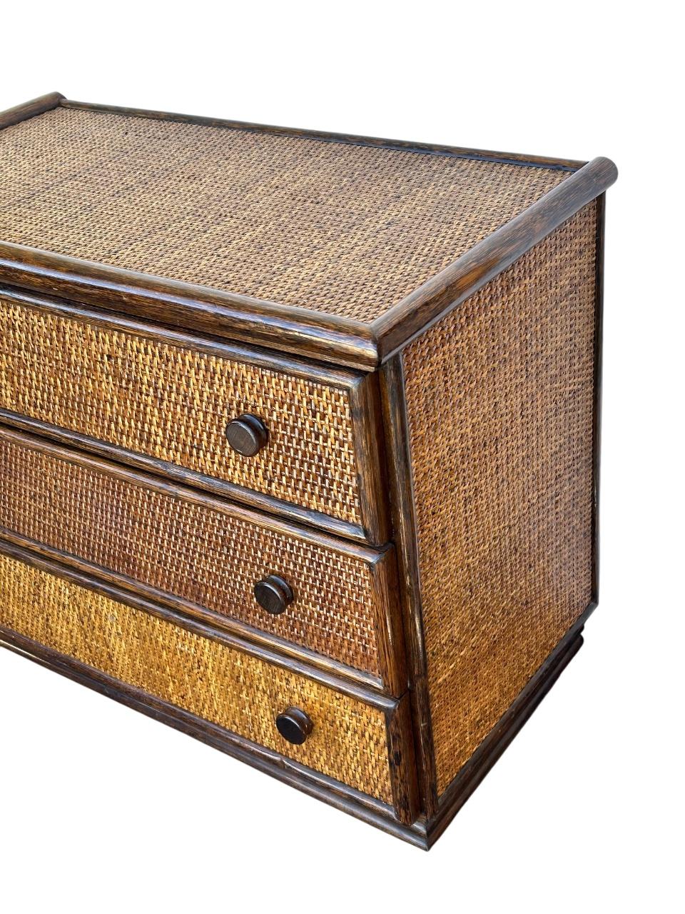 Cassettiera francese in rattan degli anni '70 in vendita 1