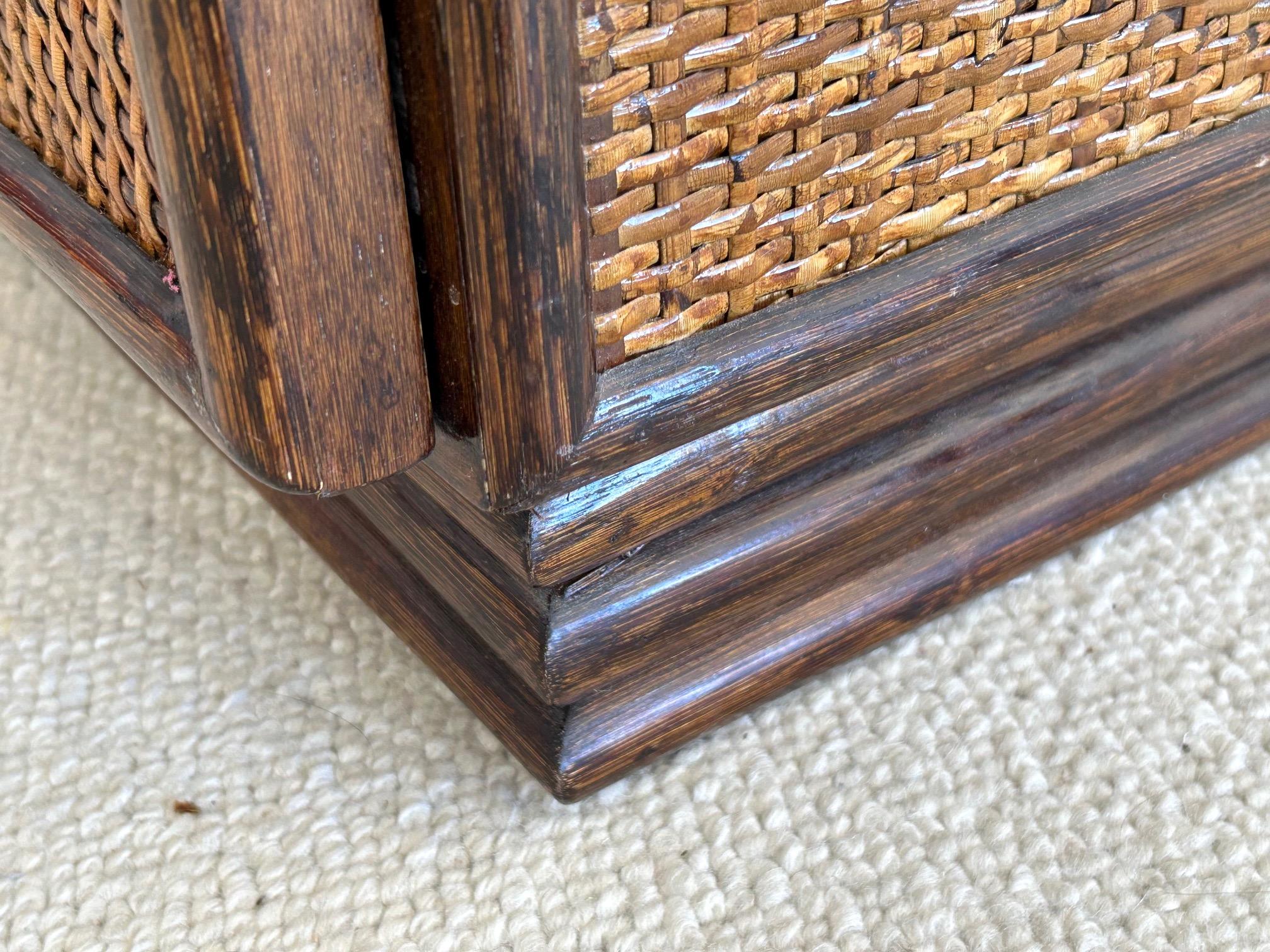 Cassettiera francese in rattan degli anni '70 in vendita 2