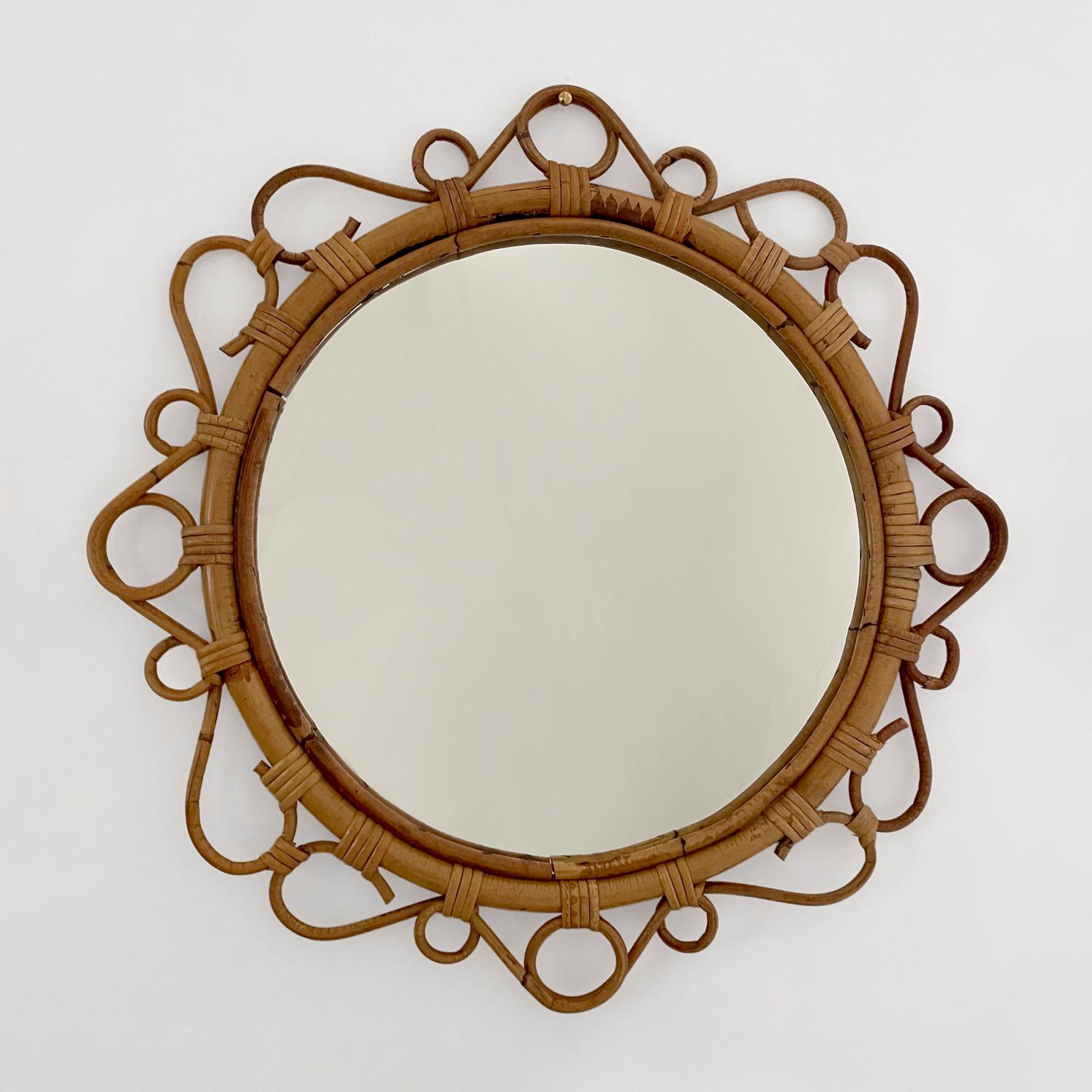 Français Miroir mural circulaire français en rotin en vente