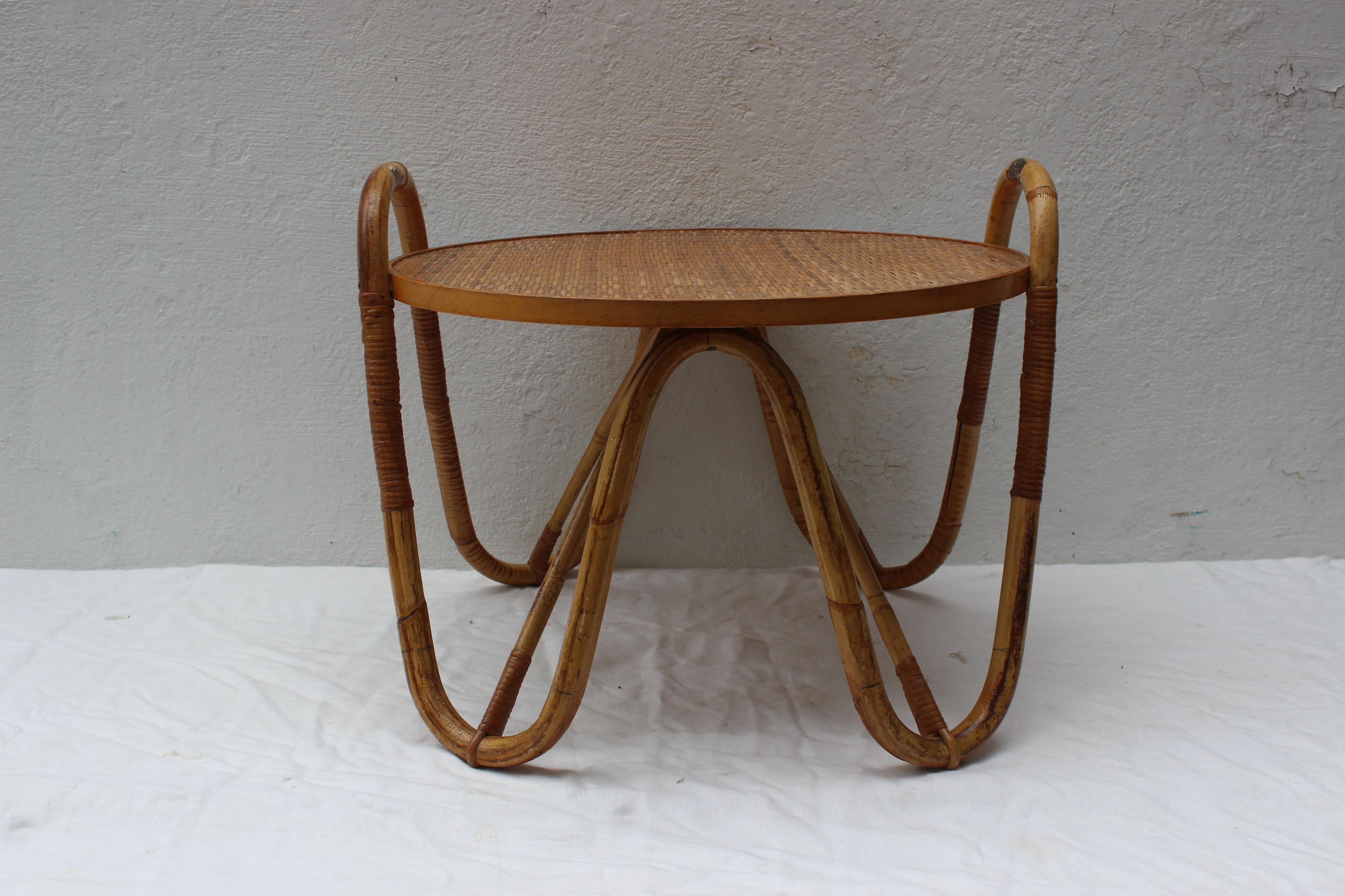 French rattan coffee table in the style of Jean Royère

Measures: Tabletop diameter 23.25