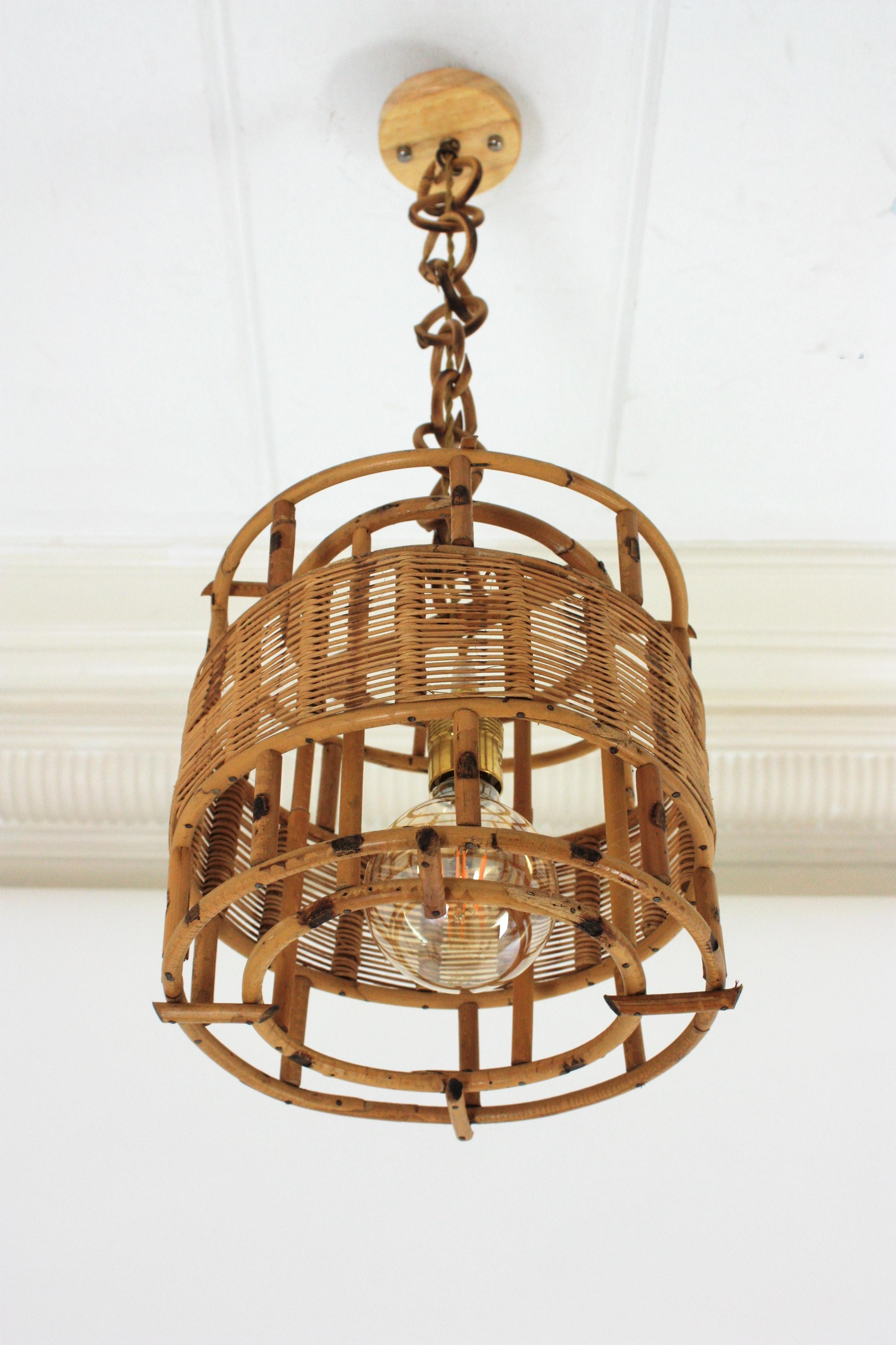 Lampe à suspension ou lanterne cylindrique en rotin français, années 1950 en vente 5