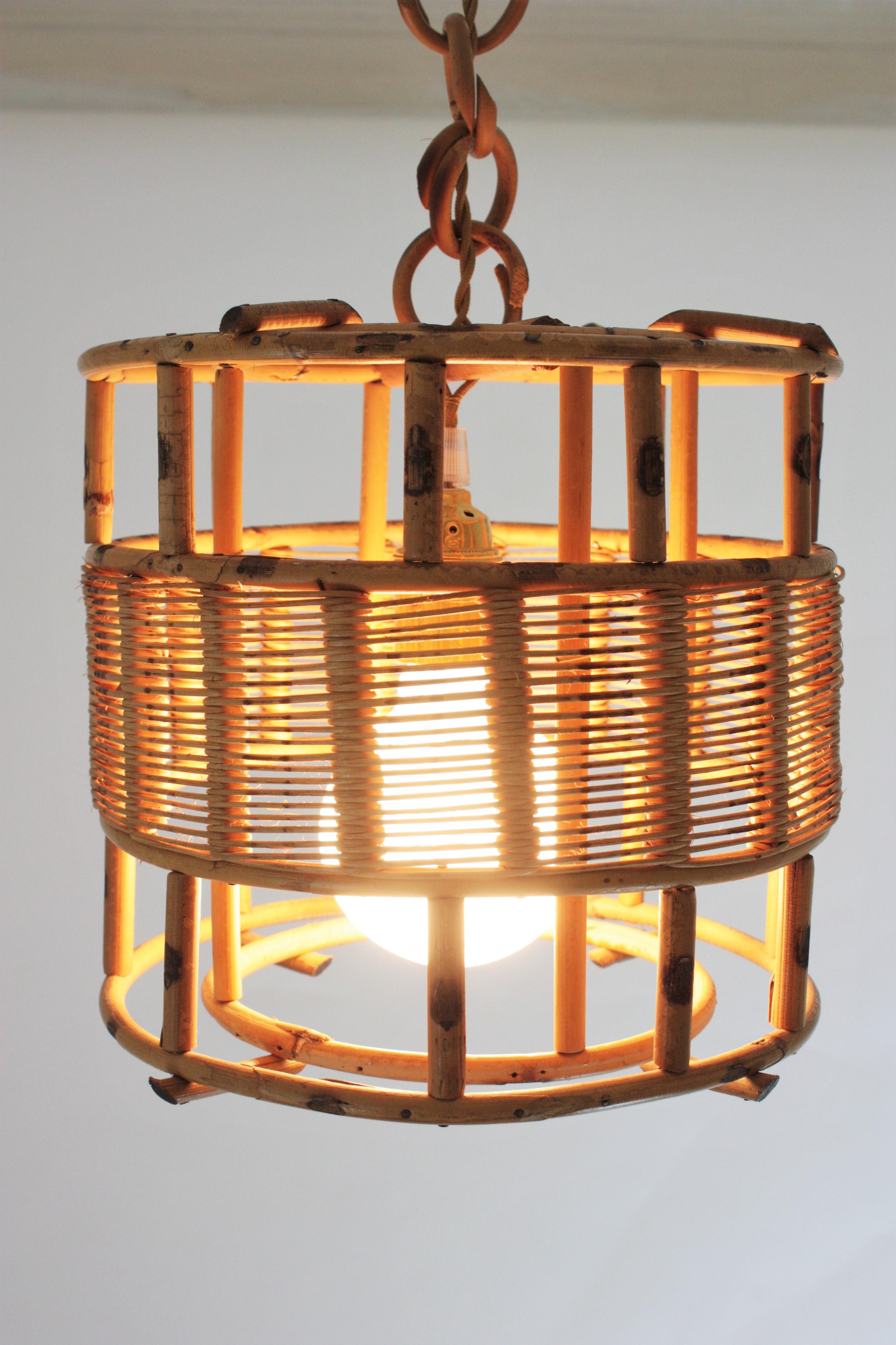 Lampe à suspension ou lanterne cylindrique en rotin français, années 1950 en vente 7