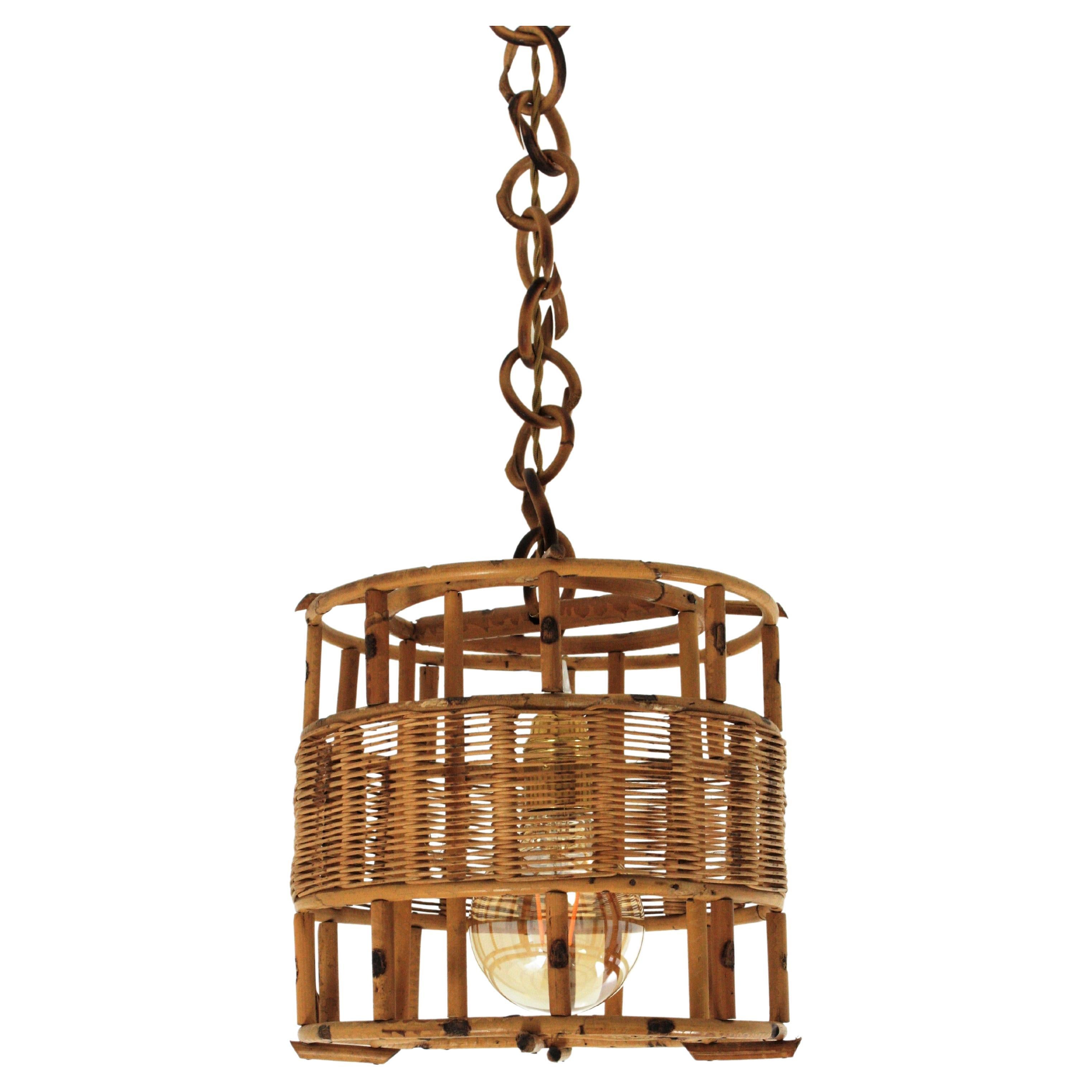 French Modernist Rattan Pendant Lamp or Lantern. France, 1950s-1960s
A cool handcrafted rattan drum shaped ceiling suspension lamp with wicker details to difusse the lightt.
This eye-catching rattan chandelier features a cylinder shape rattan