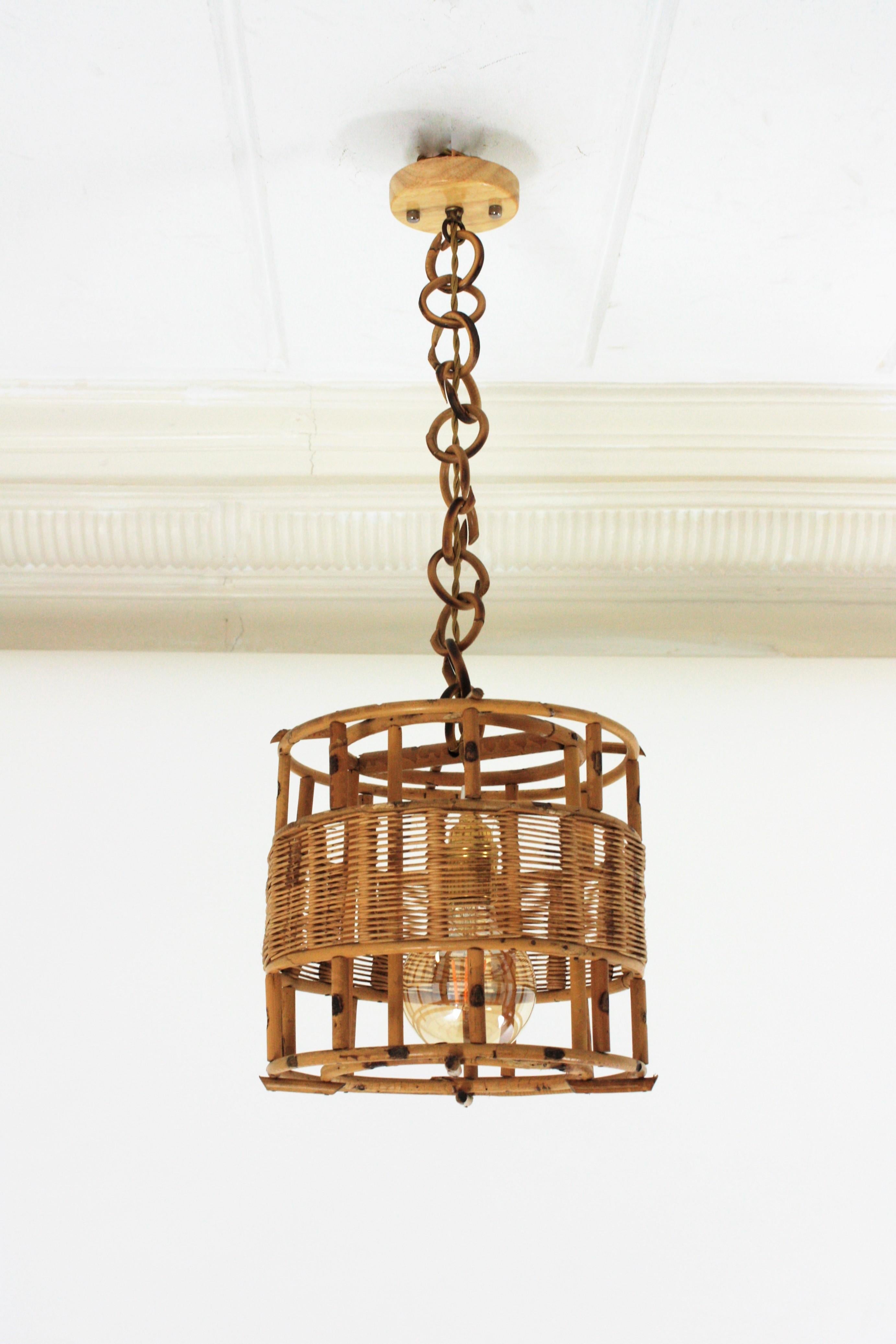 Fait main Lampe à suspension ou lanterne cylindrique en rotin français, années 1950 en vente