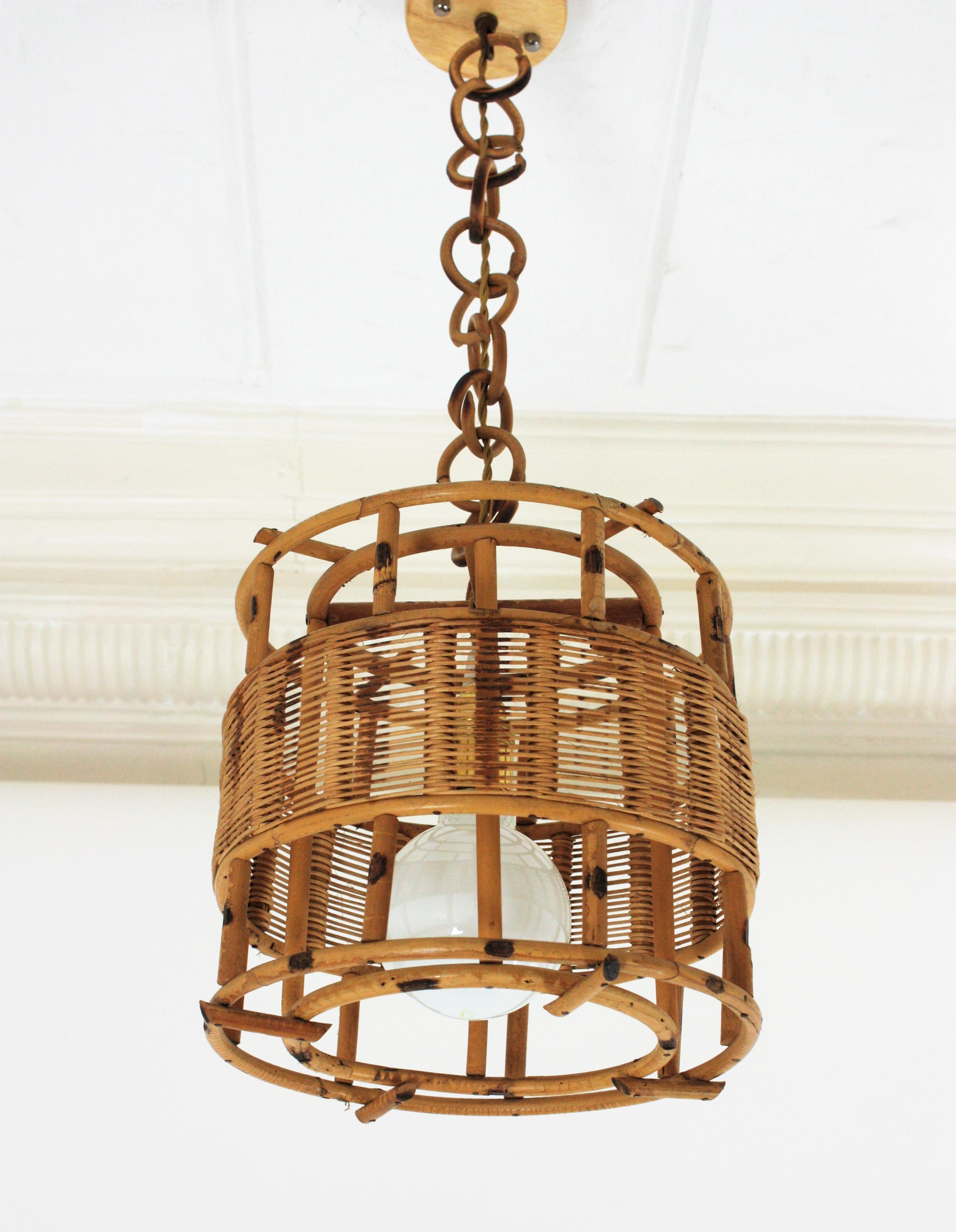 Lampe à suspension ou lanterne cylindrique en rotin français, années 1950 en vente 1