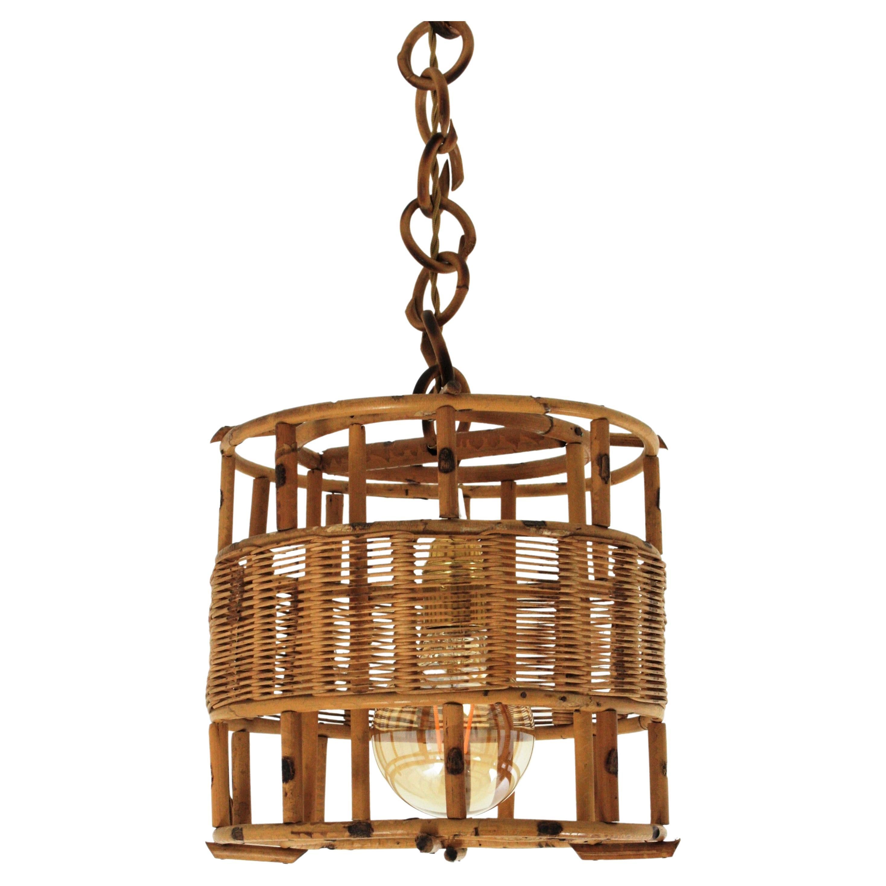 Lampe à suspension ou lanterne cylindrique en rotin français, années 1950 en vente