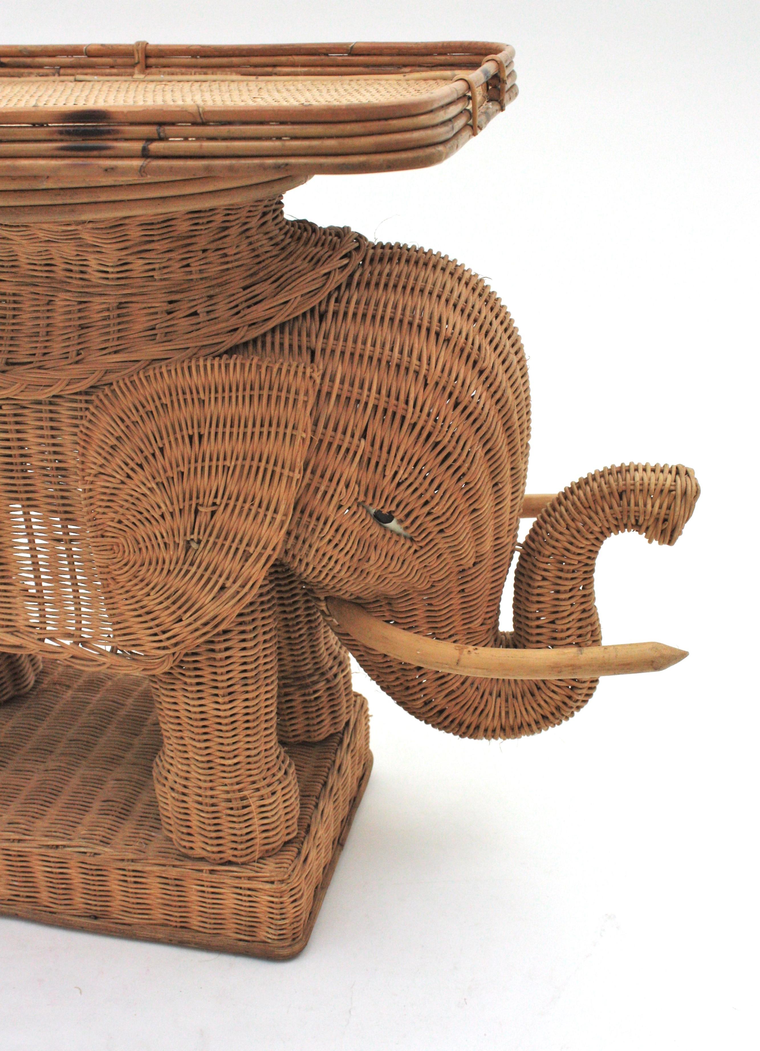 French Rattan Elephant Tray Table or Drinks Table, 1950s In Good Condition For Sale In Barcelona, ES