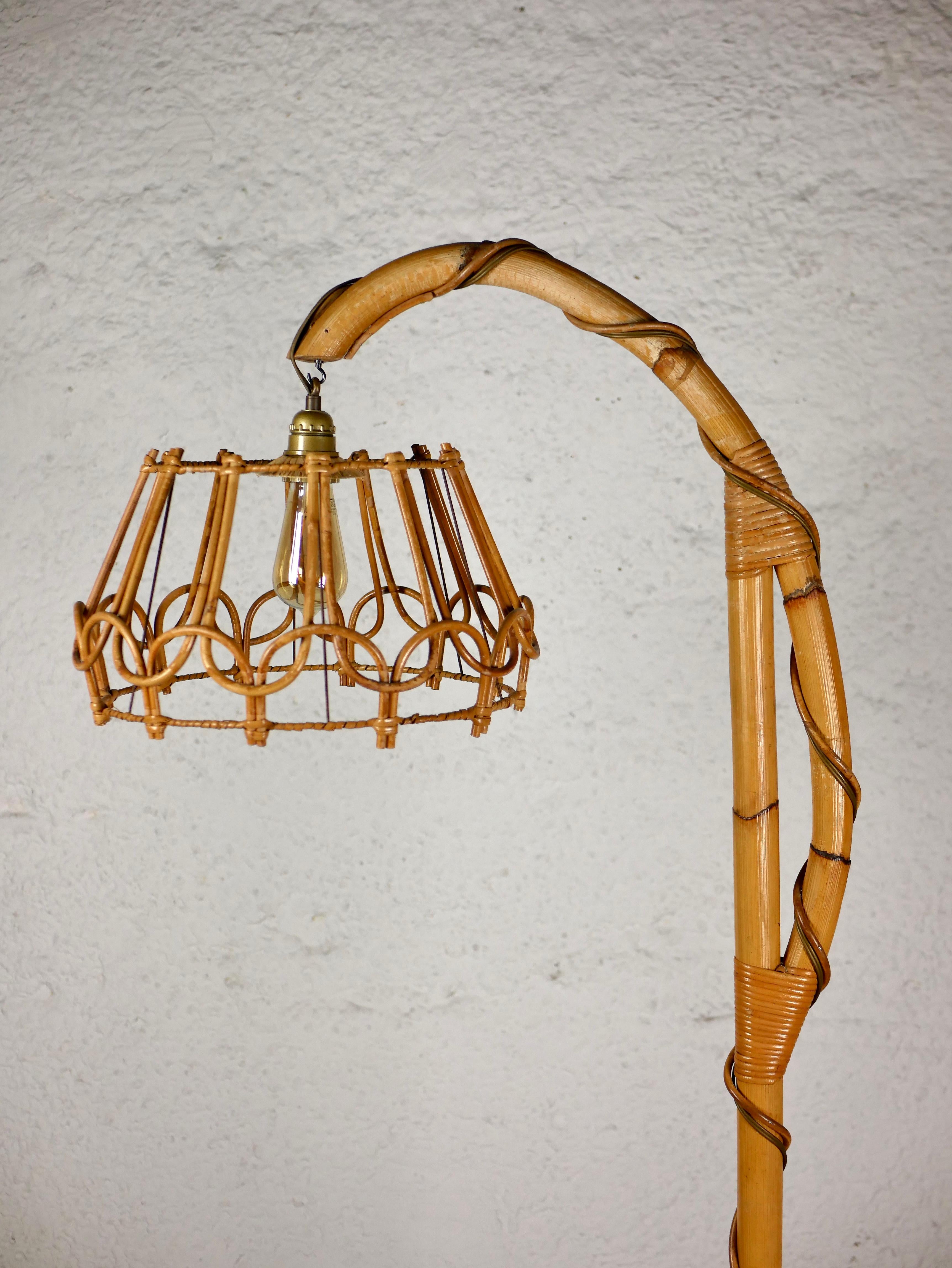 Rare and beautifully made rattan floor lamp attributed to Louis Sognot, made in France during the 1960s.
Beautiful details, a unique mix of delicacy and exoticism.
