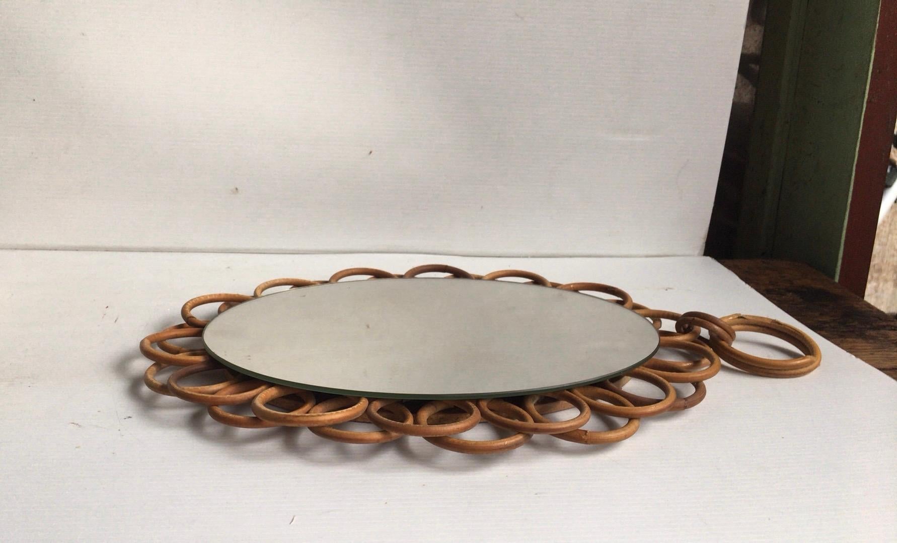Small French rattan oval mirror hanging with his rattan chain.
Measures: Height 16.5 inches with the top, length 10.5 inches.
Mirror / 10.8