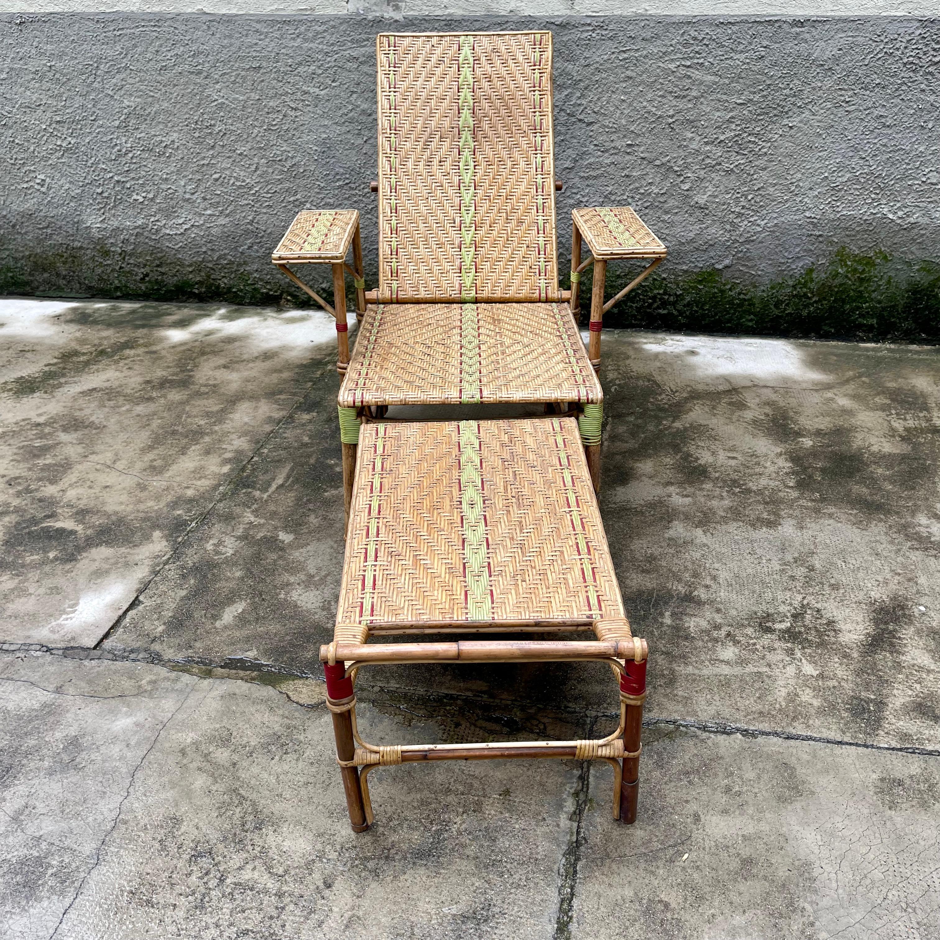 French Rattan Green Stripe Folding Deck Chaise Lounge, 1930s For Sale 1
