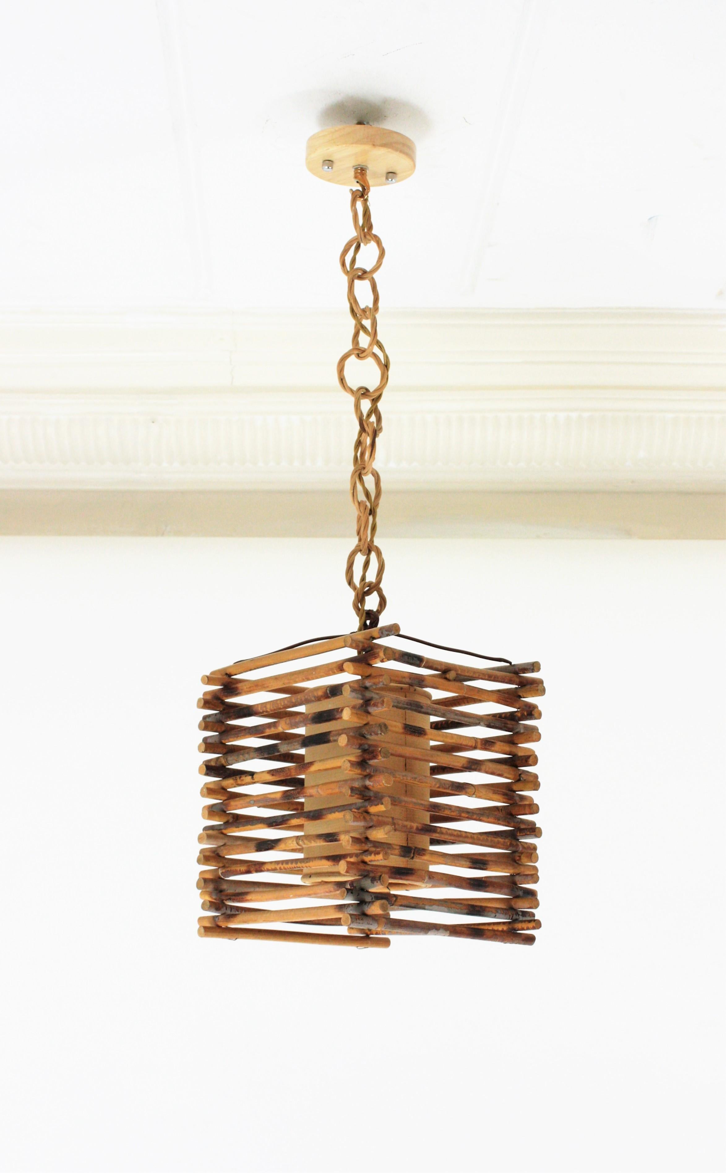 French Rattan Lantern Pendant with Chinoiserie Accents In Good Condition For Sale In Barcelona, ES