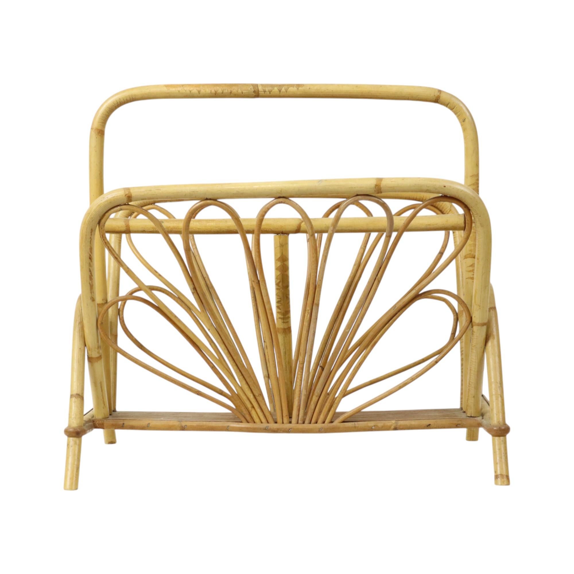 Bellissimo portariviste d'epoca, un portariviste di alta qualità con una bella patina d'età. Realizzato in rattan e legno, è interamente in stile bohémien. Questo oggetto di design risale agli anni '60, in Francia.

Questo articolo è in ottime