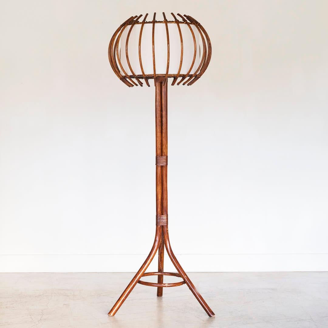 Lampadaire unique en rotin vintage de France, années 1960. Base à trois pieds en rotin avec grand abat-jour en rotin et nouveau diffuseur intérieur en soie. Nouvellement reconnecté. Fonctionne avec une ampoule à culot E12 de 25 W ou plus utilisant