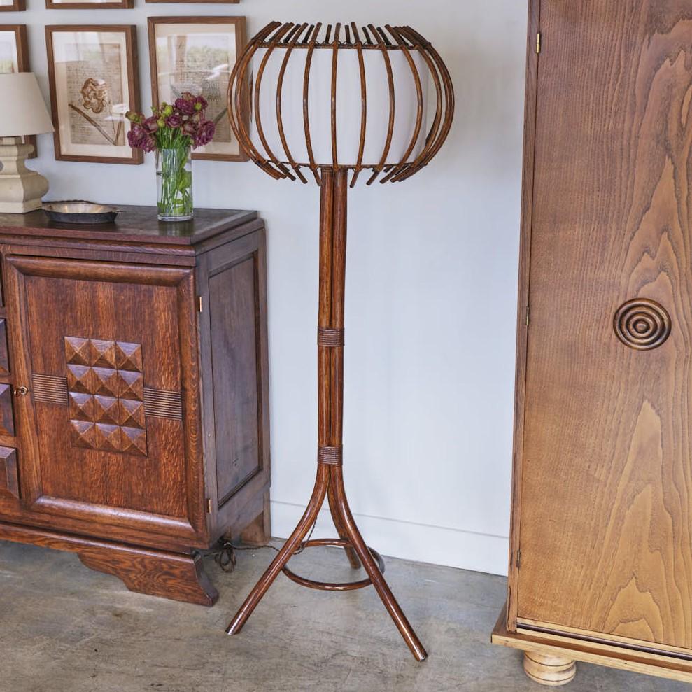 Français Lampadaire orbe en rotin français en vente