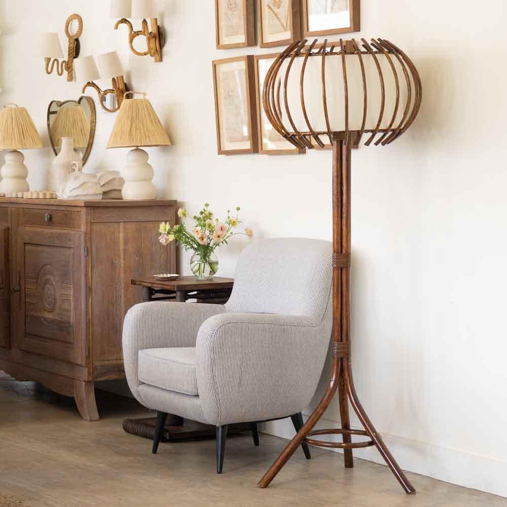 Français Lampadaire orbe en rotin français en vente
