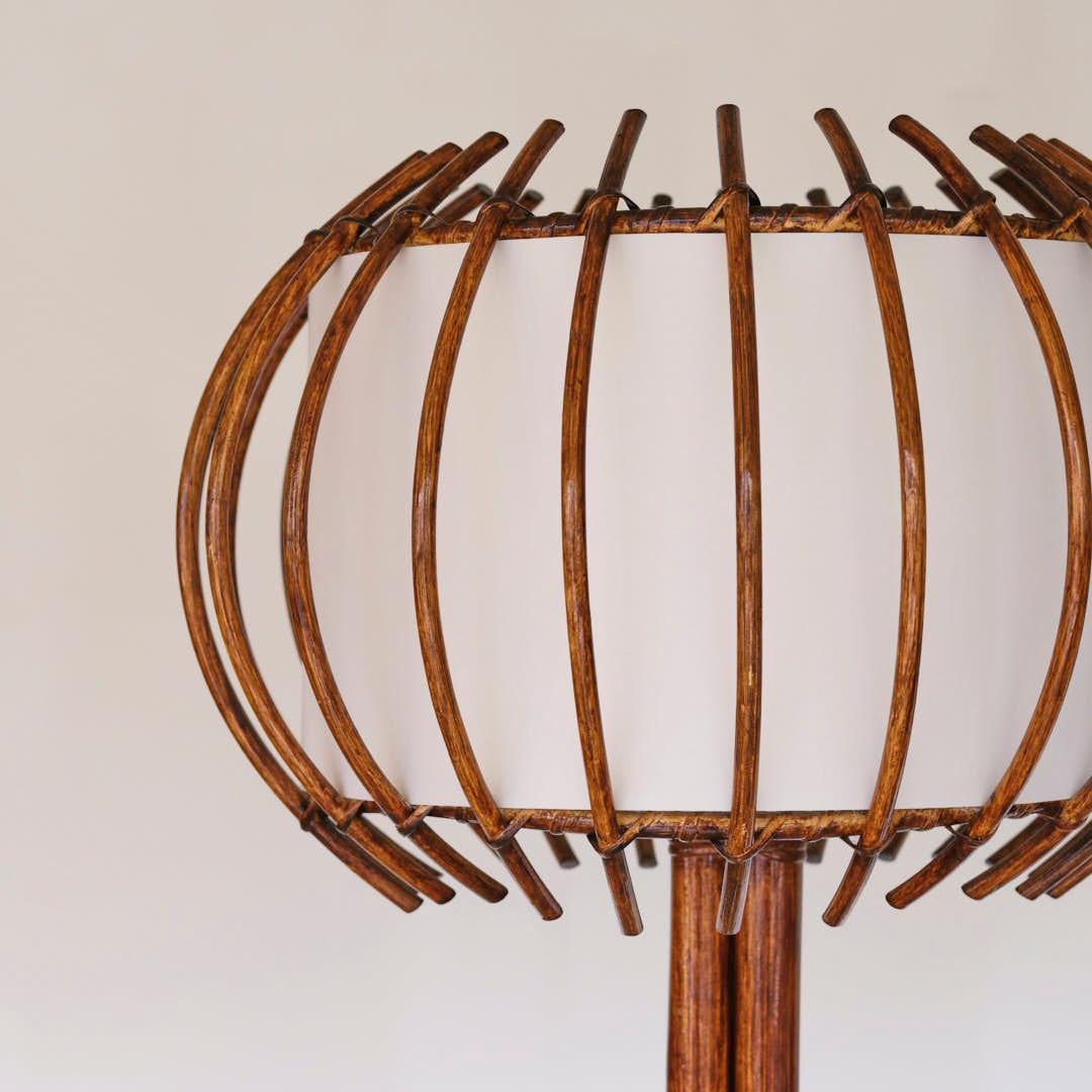 Lampadaire orbe en rotin français Bon état - En vente à Los Angeles, CA