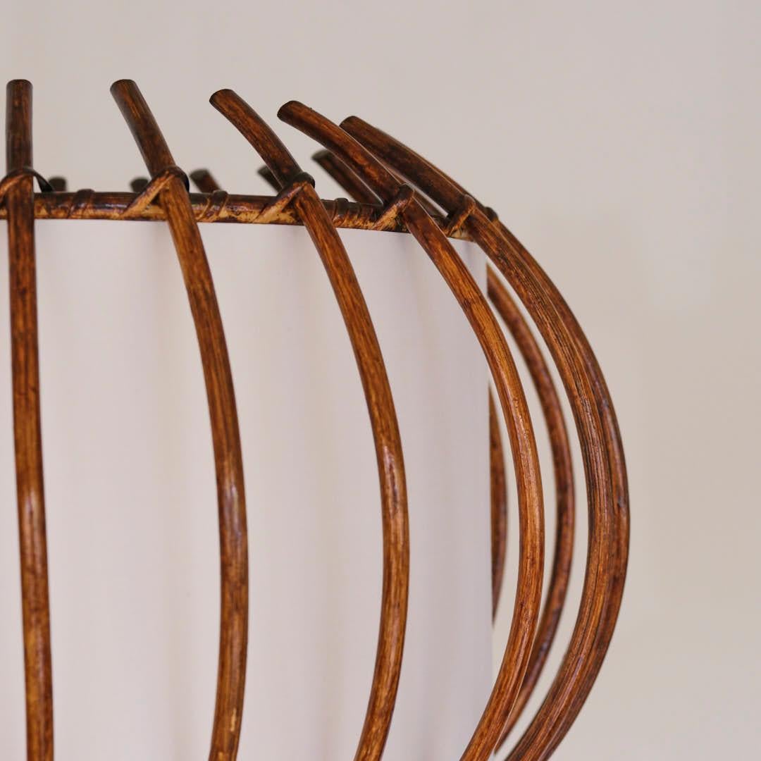 20ième siècle Lampadaire orbe en rotin français en vente