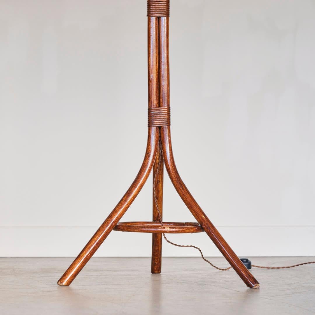 Soie Lampadaire orbe en rotin français en vente