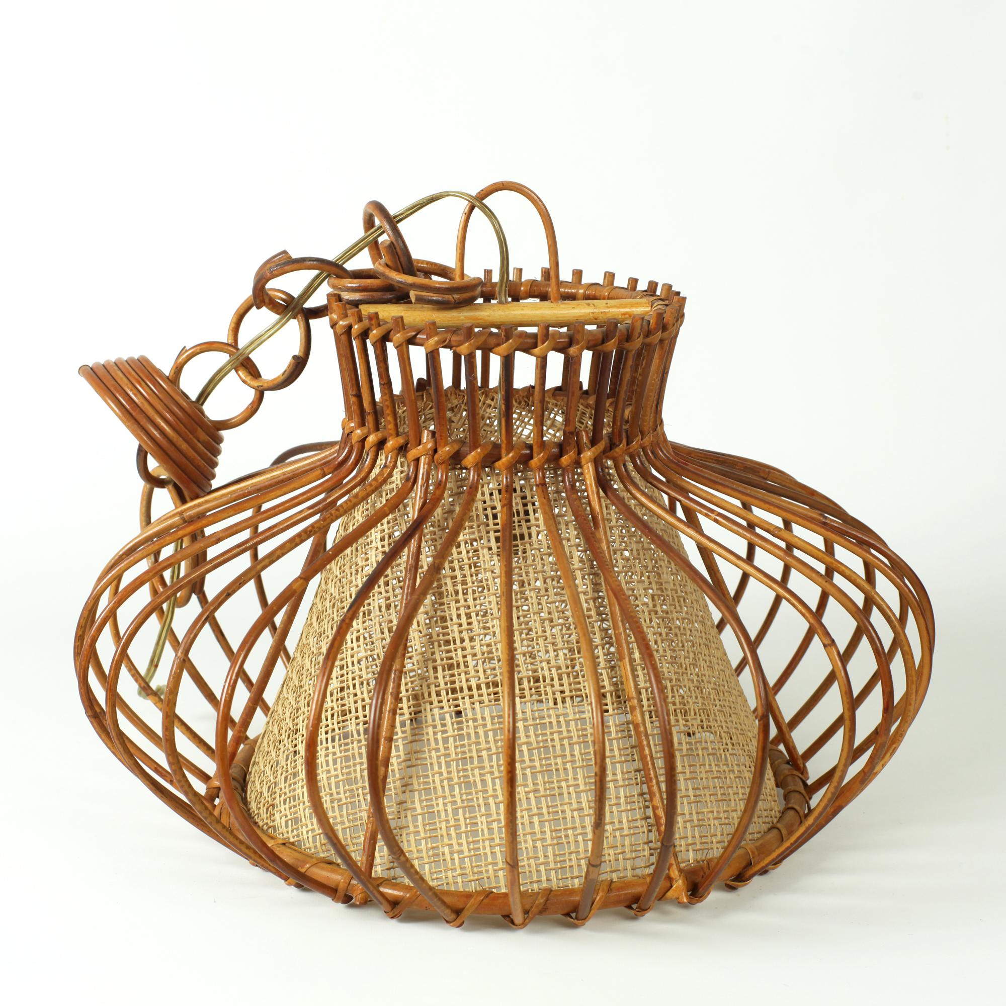 Lampada a sospensione in rattan francese 1960 in vendita 2