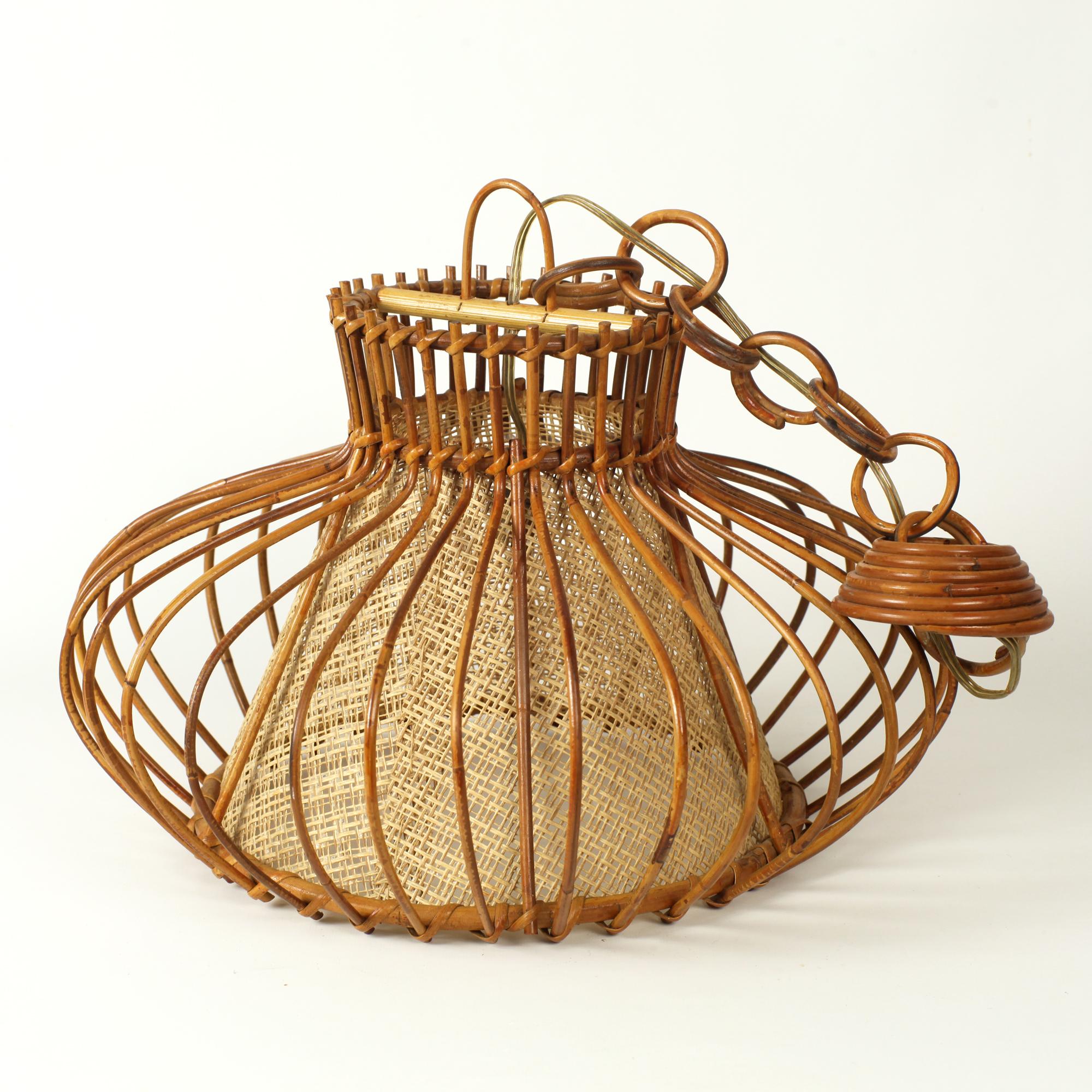 Lampada a sospensione in rattan francese 1960 in vendita 3
