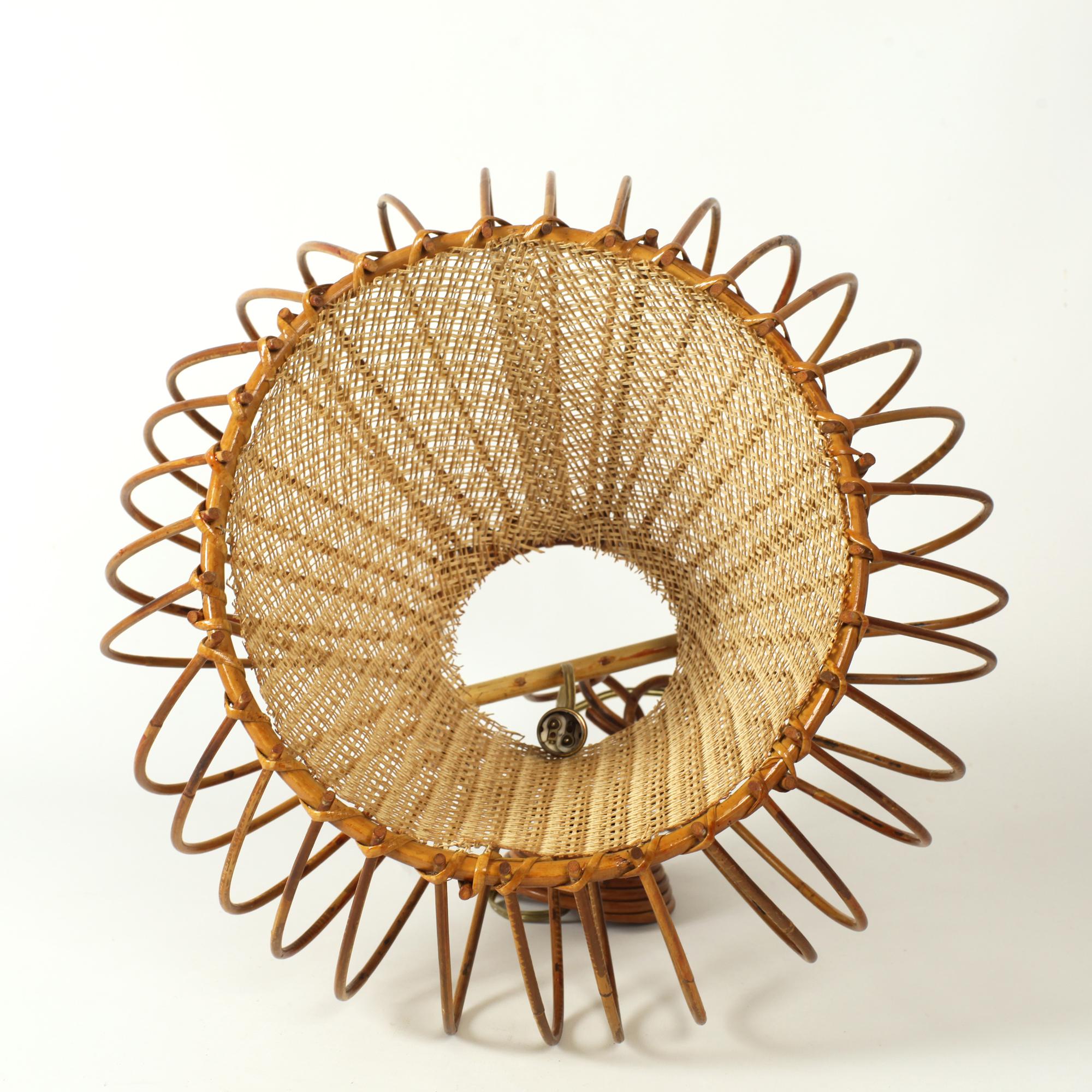 Lampada a sospensione in rattan francese 1960 in vendita 4