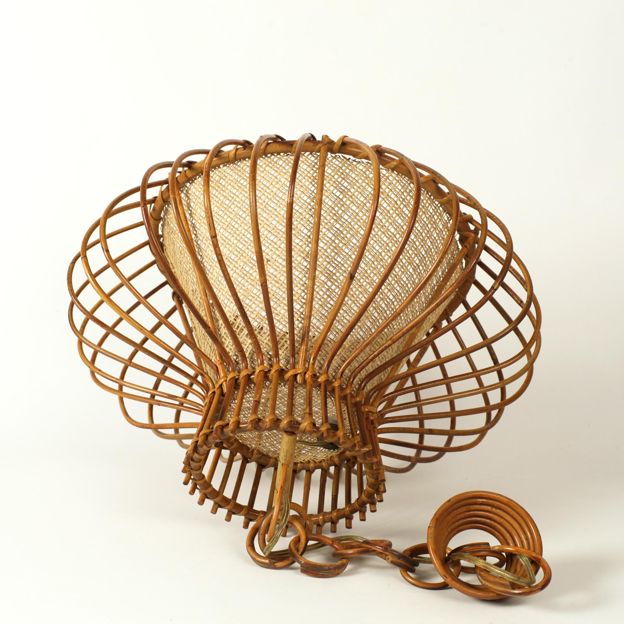 Lampada a sospensione in rattan francese 1960 in vendita 5