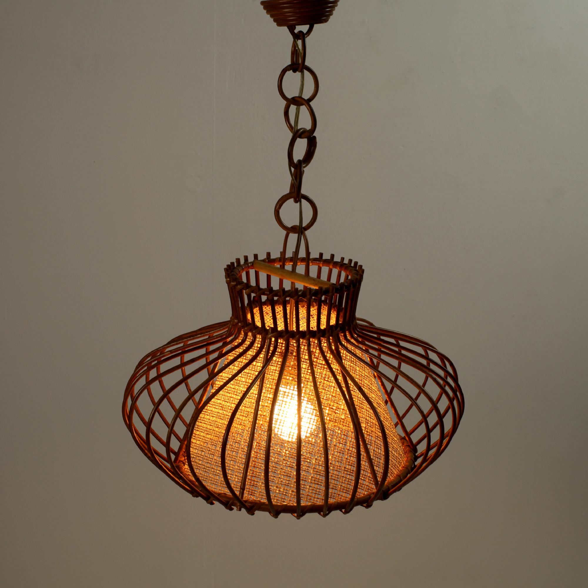 Lampada da soffitto in rattan e rafia, lampada a sospensione dalla Francia anni '60.
Diametro 45 cm
Altezza del paralume 30 cm
Altezza totale 72 cm