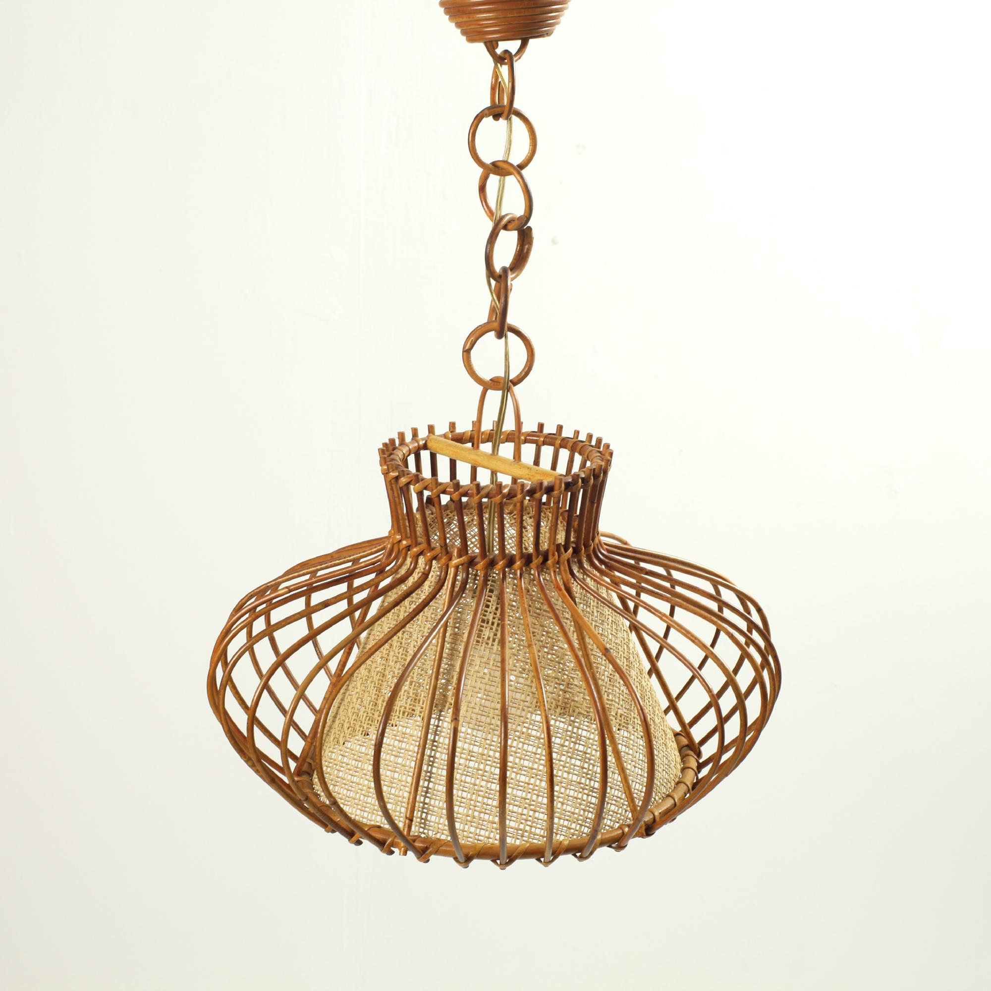 Mid-Century moderno Lampada a sospensione in rattan francese 1960 in vendita