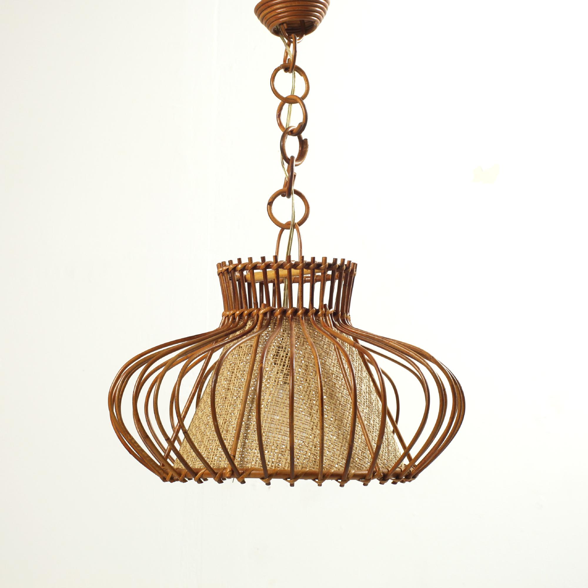 Francese Lampada a sospensione in rattan francese 1960 in vendita