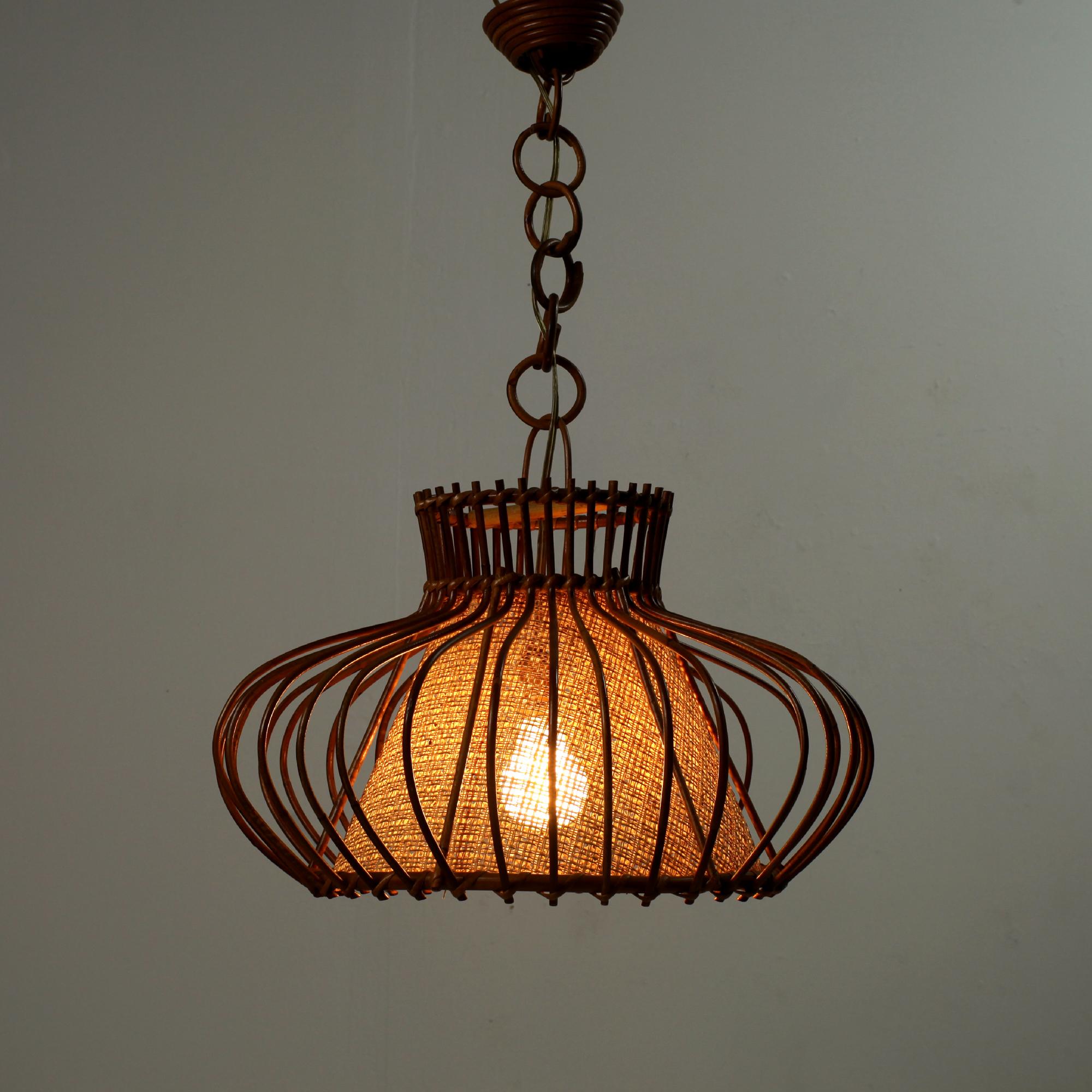 Tessuto a mano Lampada a sospensione in rattan francese 1960 in vendita