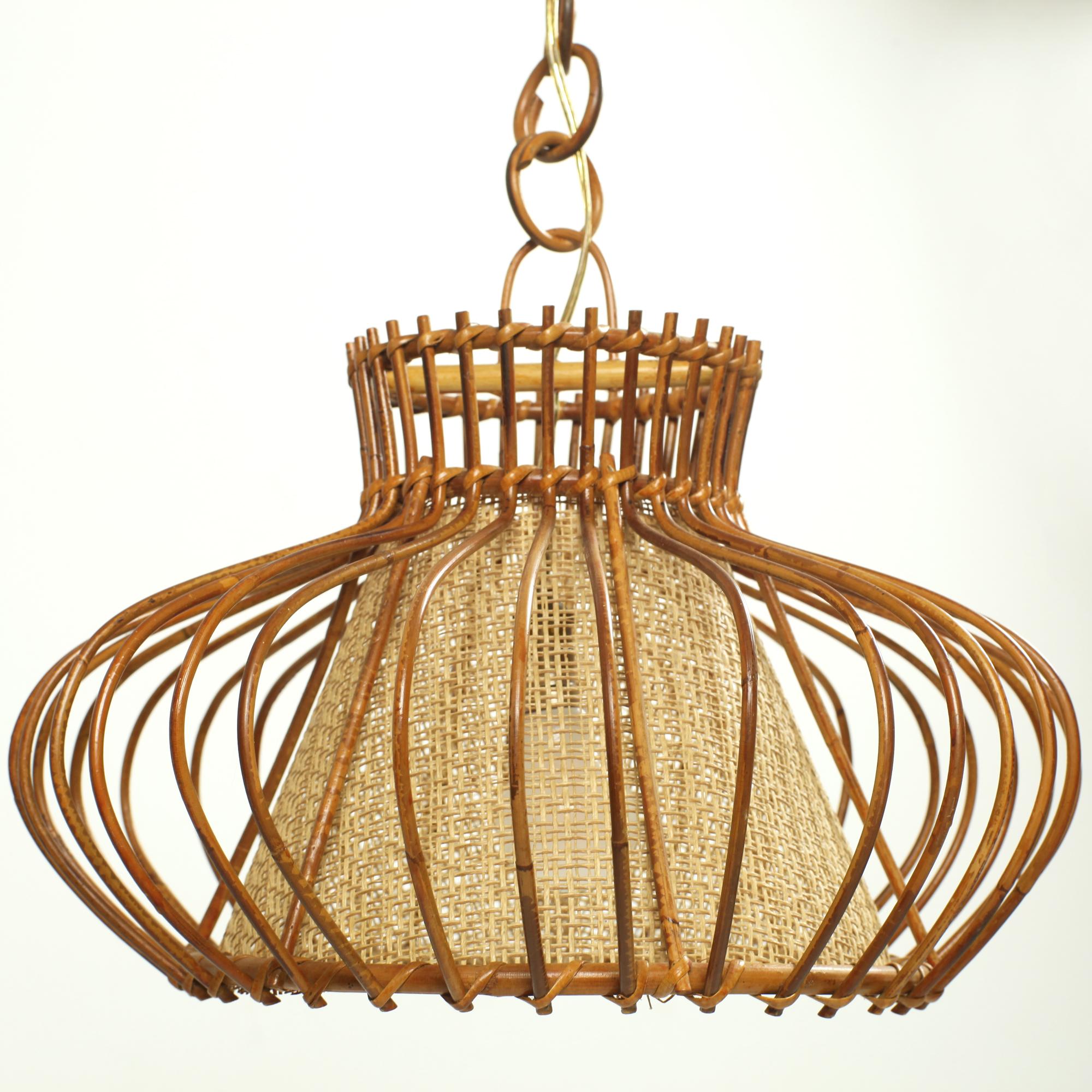 Lampada a sospensione in rattan francese 1960 in vendita 1