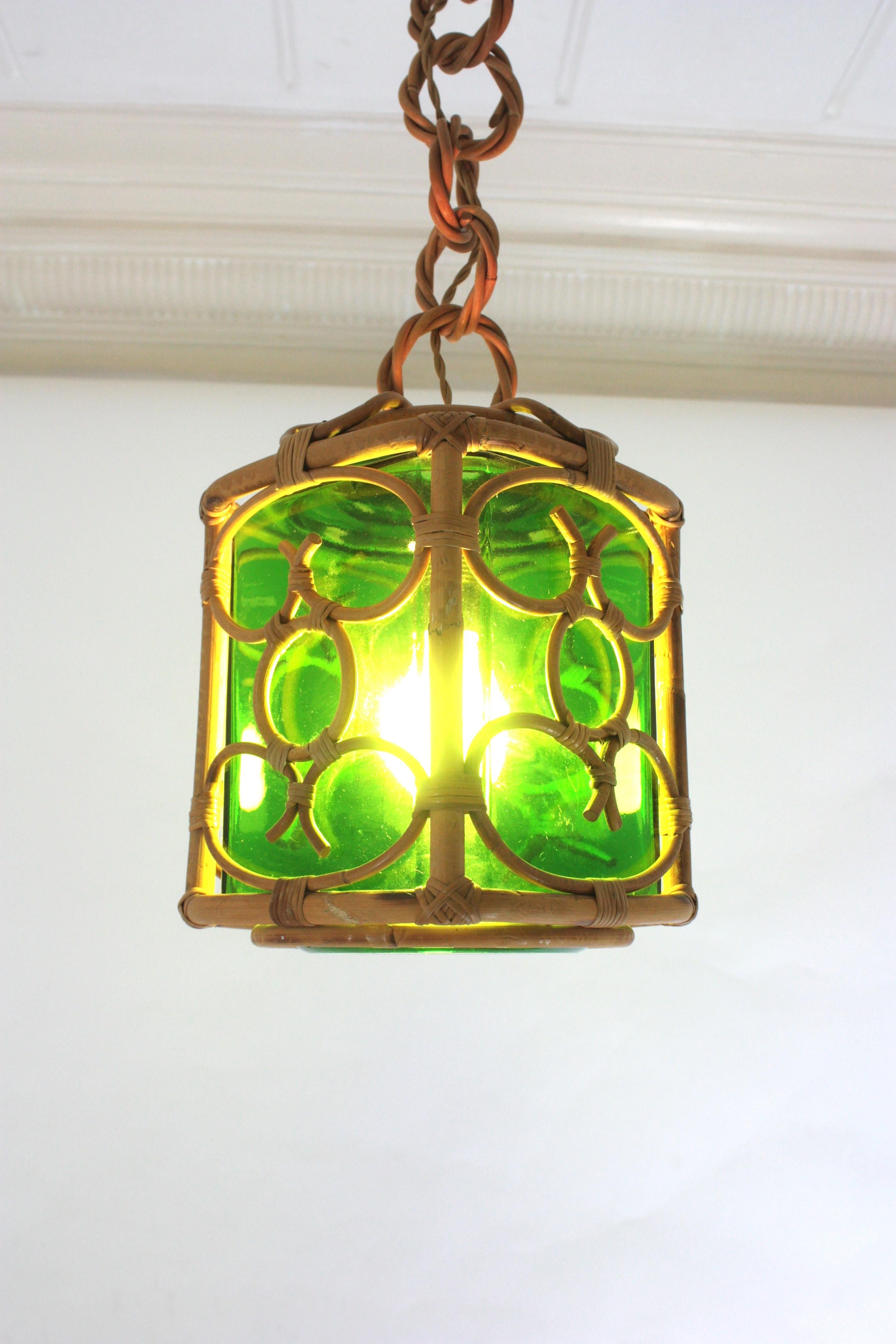 Lanterna a sospensione francese in rattan con paralume in vetro verde e design Chinoiserie in vendita 3