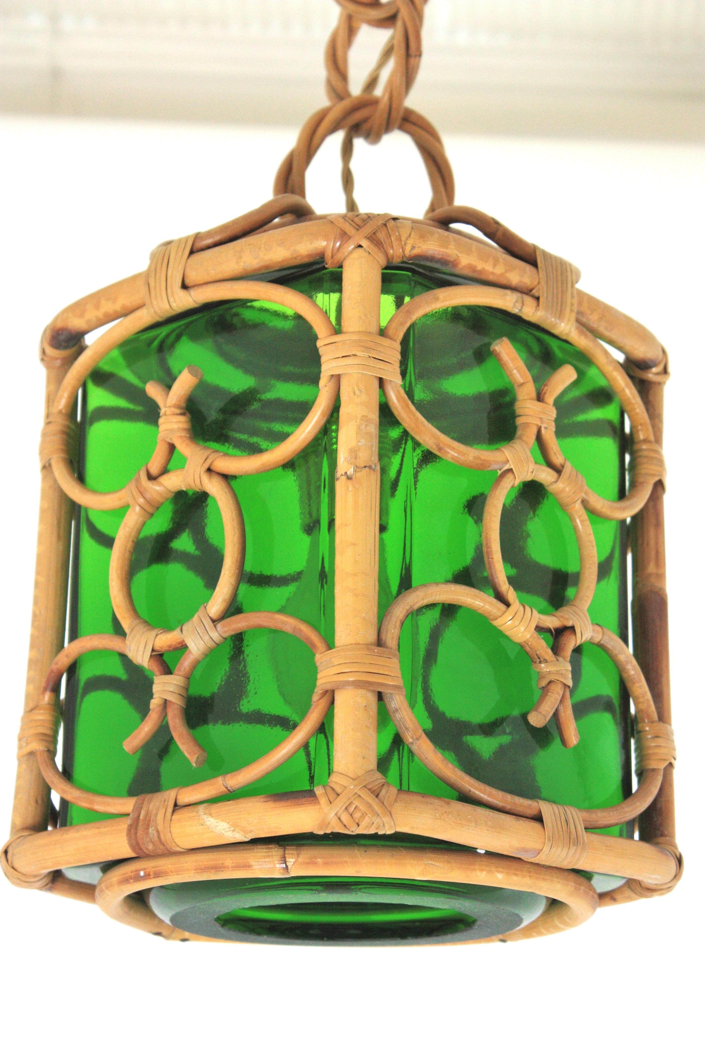 French Rattan Pendant Lantern with Green Glass Lampshade and Chinoiserie Design In Good Condition For Sale In Barcelona, ES